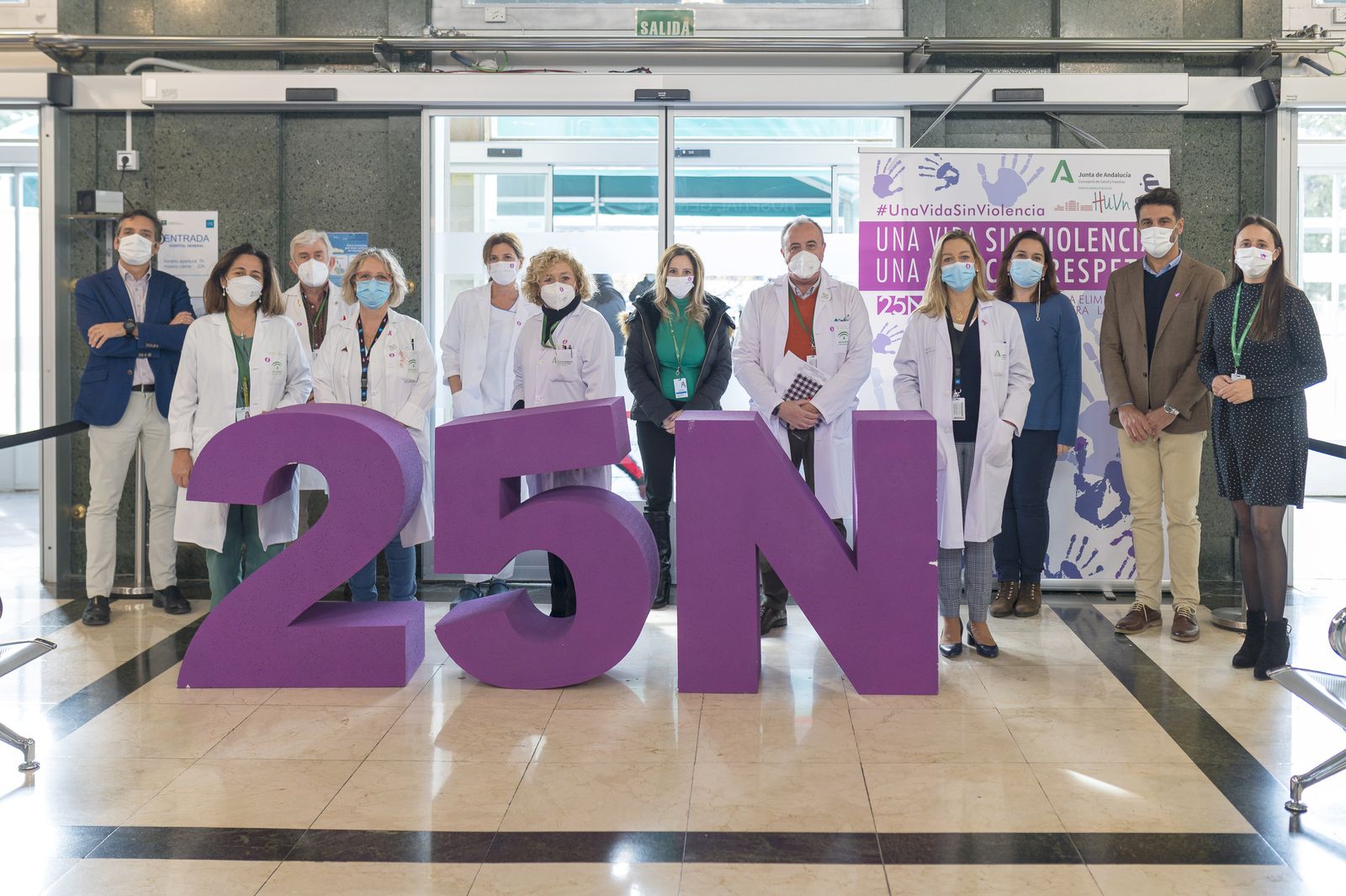 El Hospital Virgen de las Nieves de Granada se suma a las actividades del 25N