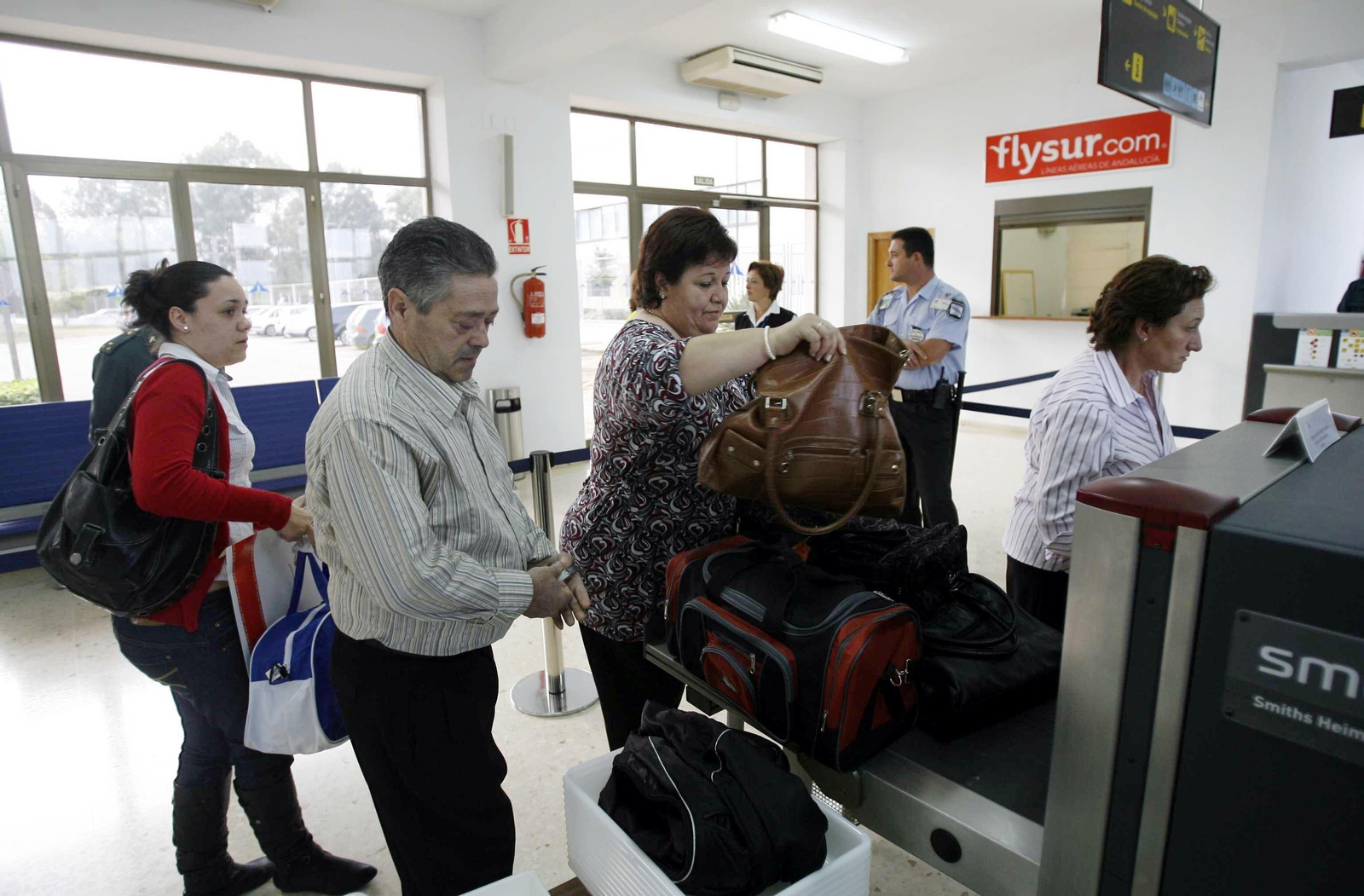 Viajeros en el aeropuerto de Córdoba en 2007.