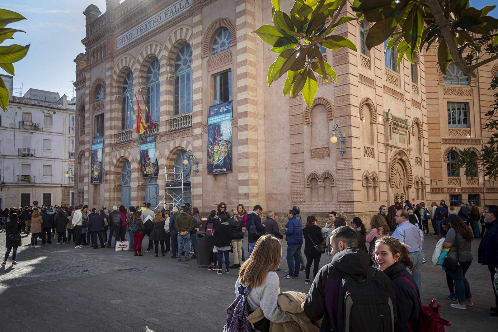 Imagen de la cola que se formó ayer por la mañana en el Gran Teatro Falla.