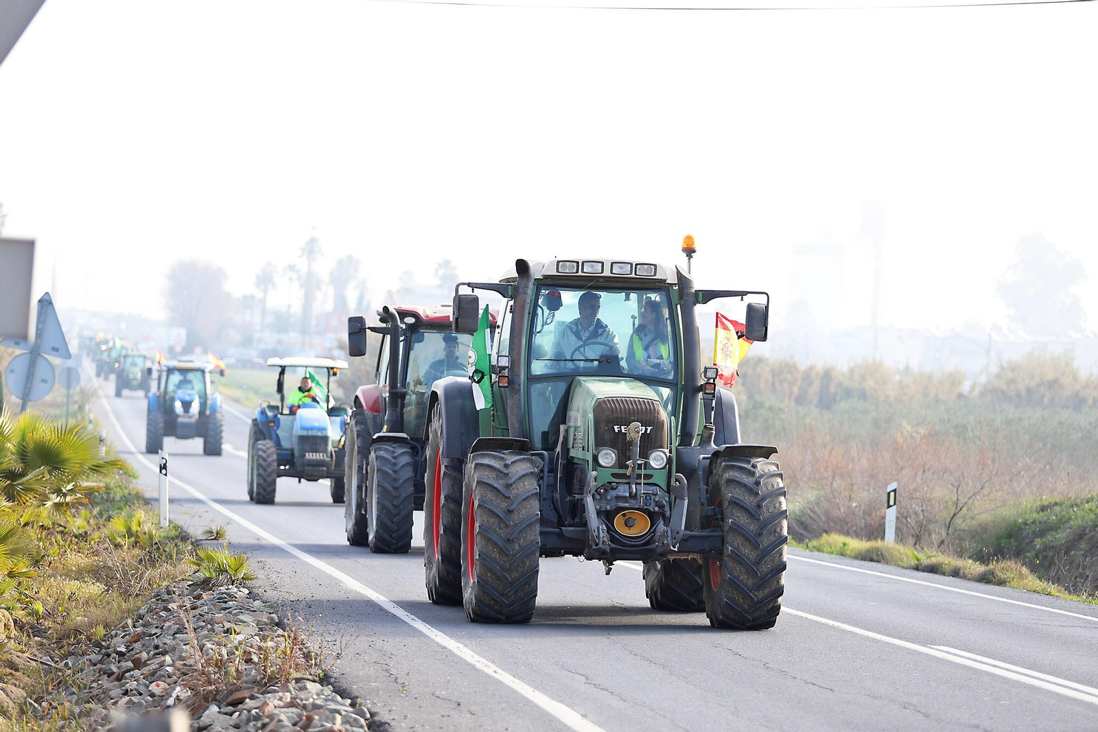 Las imágenes de la tractorada de los agricultores de Huelva este martes