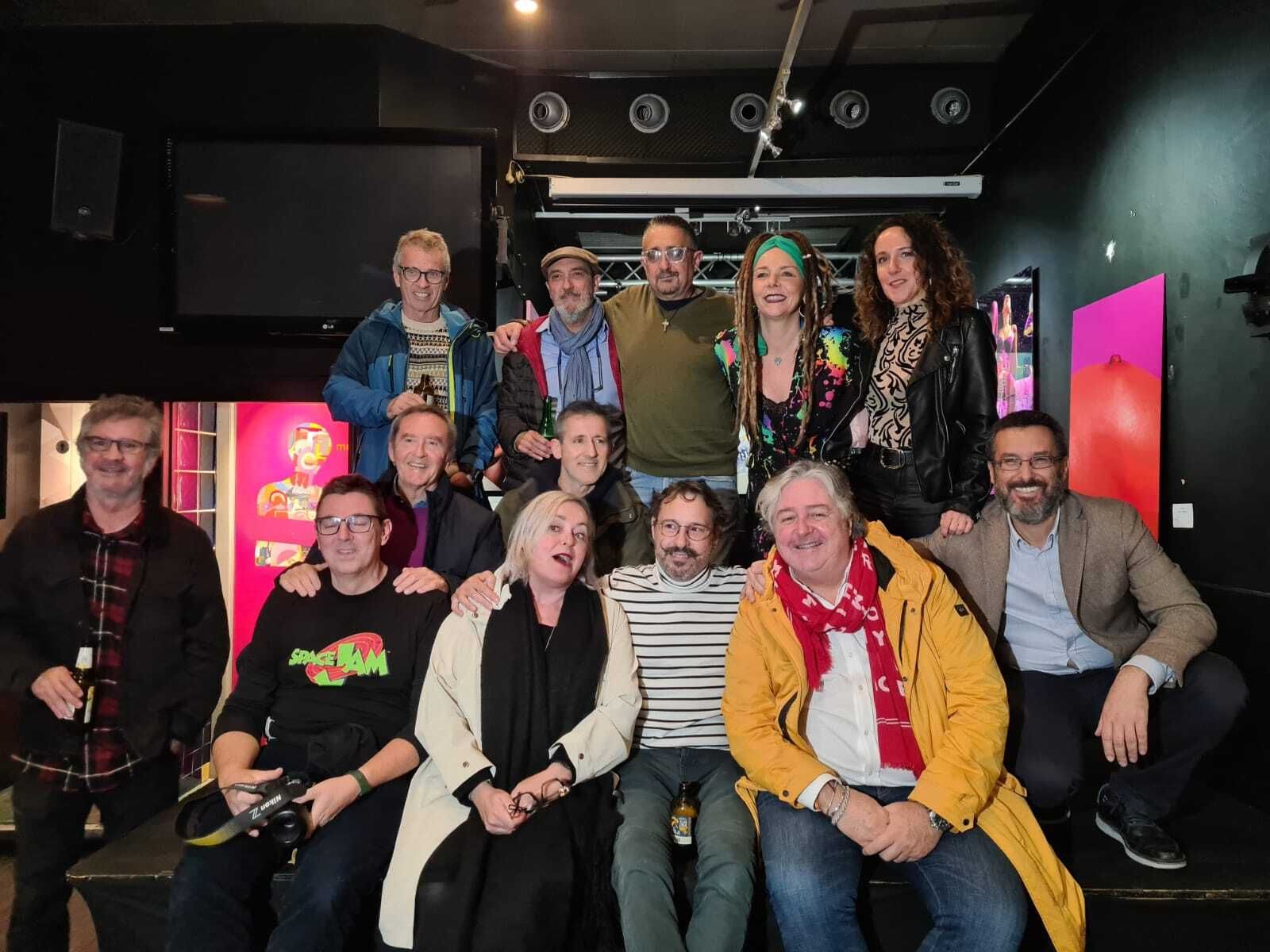 Artistas y autoridades en la sala Tpop de La Línea este viernes, durante la inauguración de la muestra.