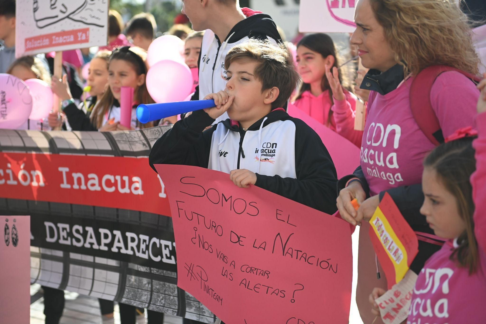 Las fotos de la manifestación del Club de Natación Inacua