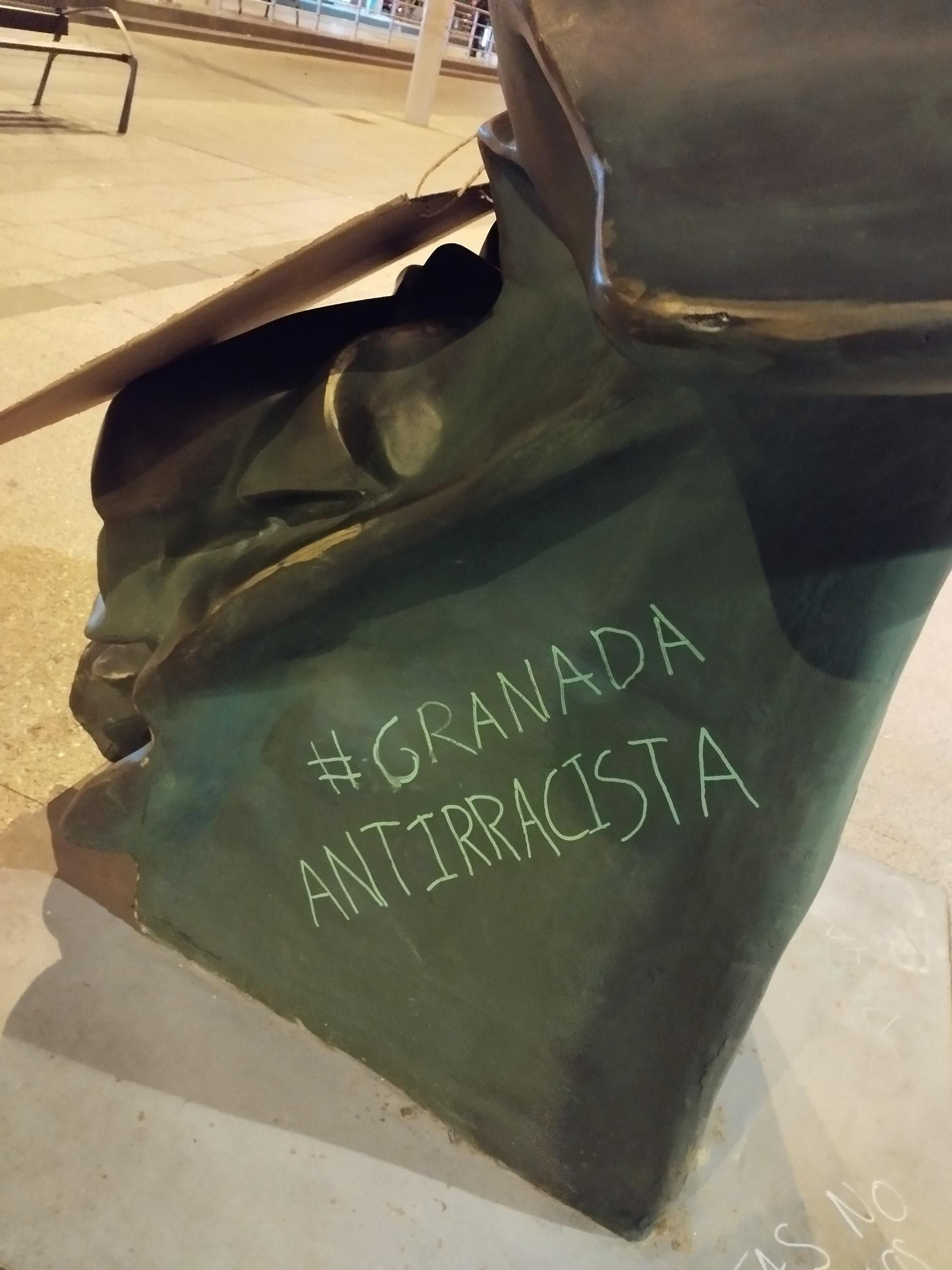 Las imágenes de las pintadas a los bustos de los Premios Goya de Granada