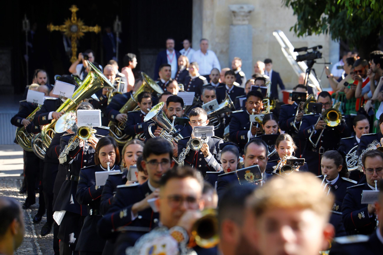 Las mejores fotos de los traslados de regreso de las hermandades tras el Magno Vía Crucis de Córdoba