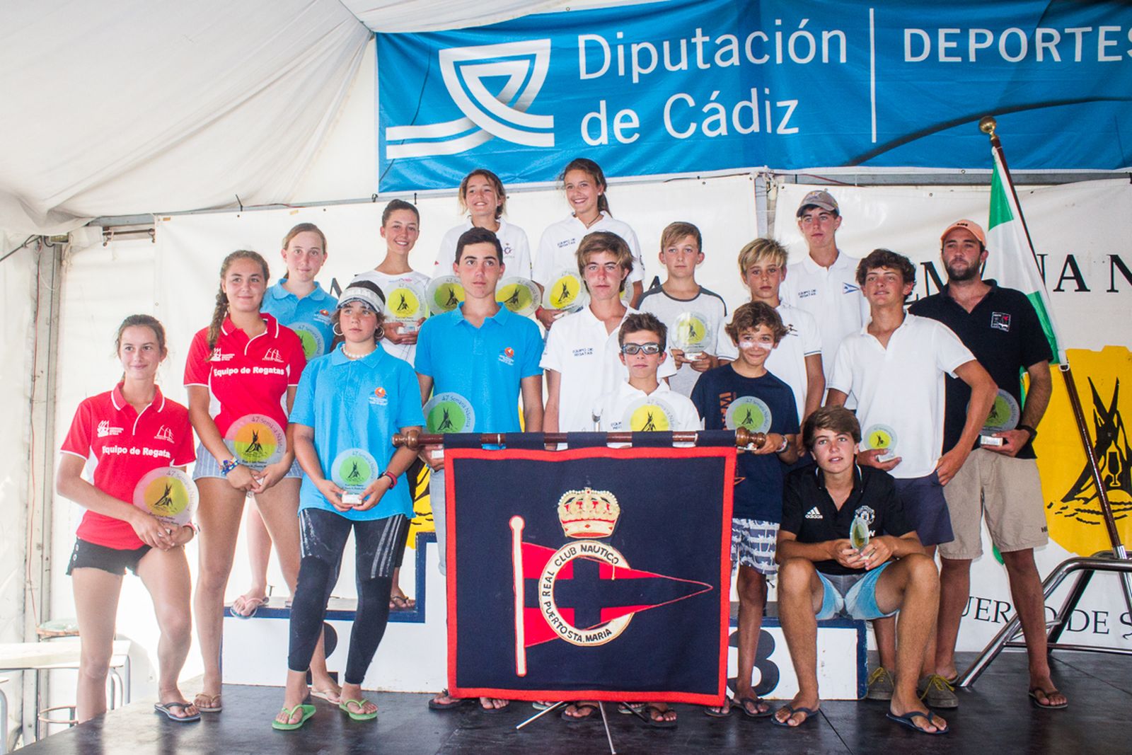 Campeones de vela ligera en una imagen de grupo