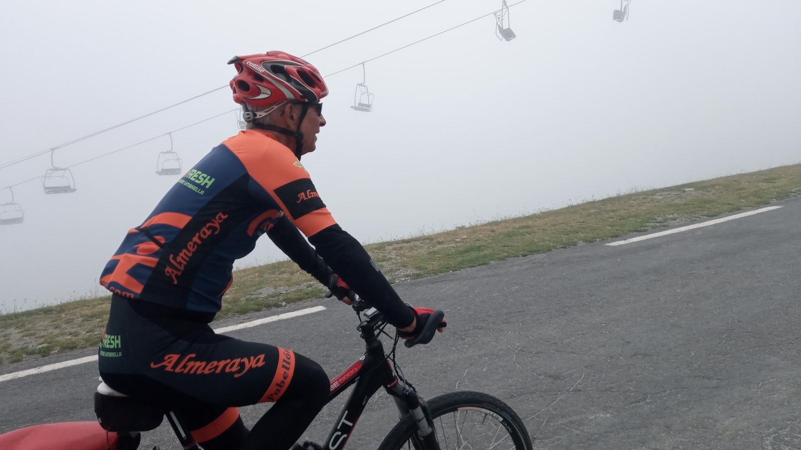 Mario observa las telesillas durante la subida a La Mongie.