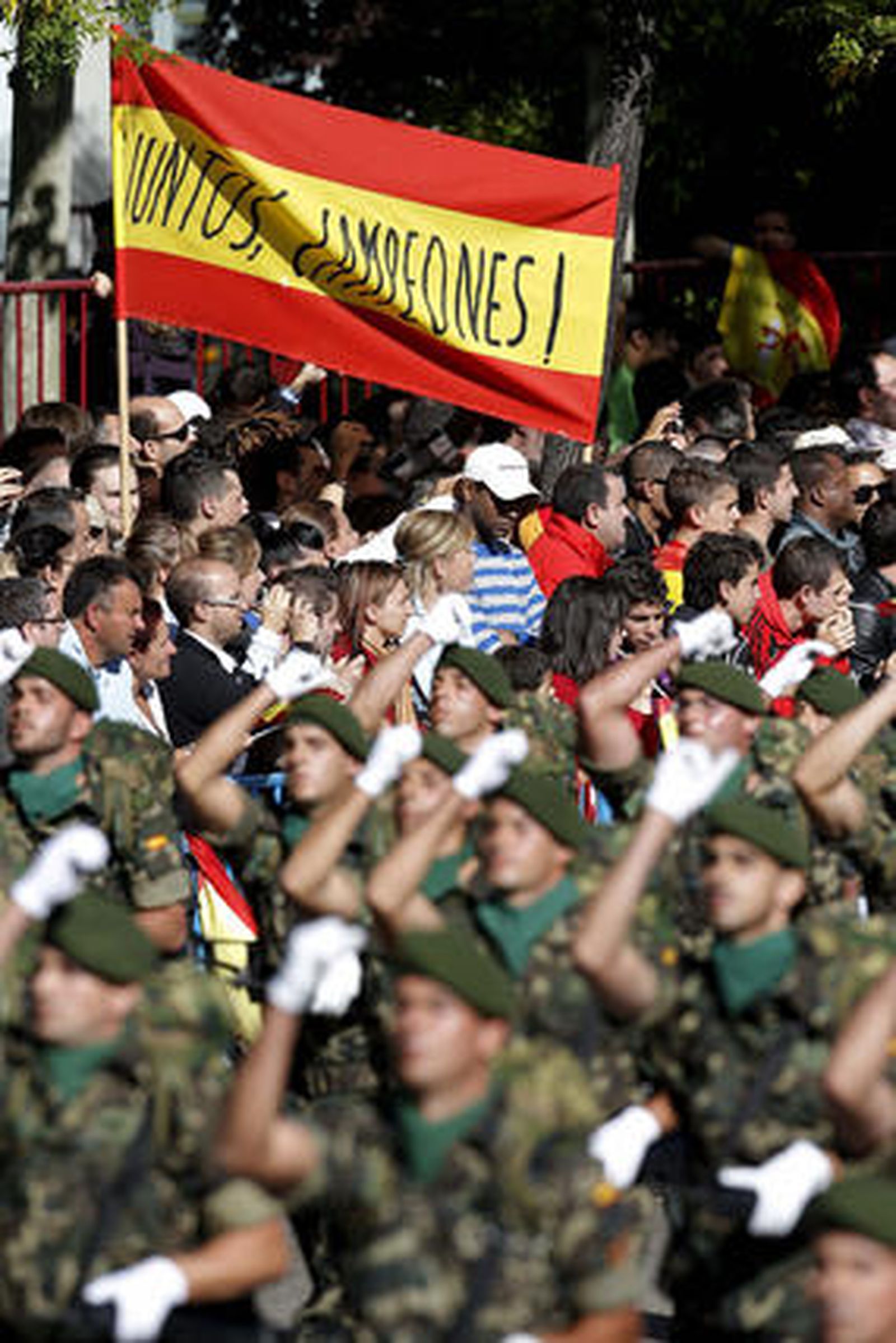 Desfile militar con motivo del día de la Fiesta Nacional. / EFE