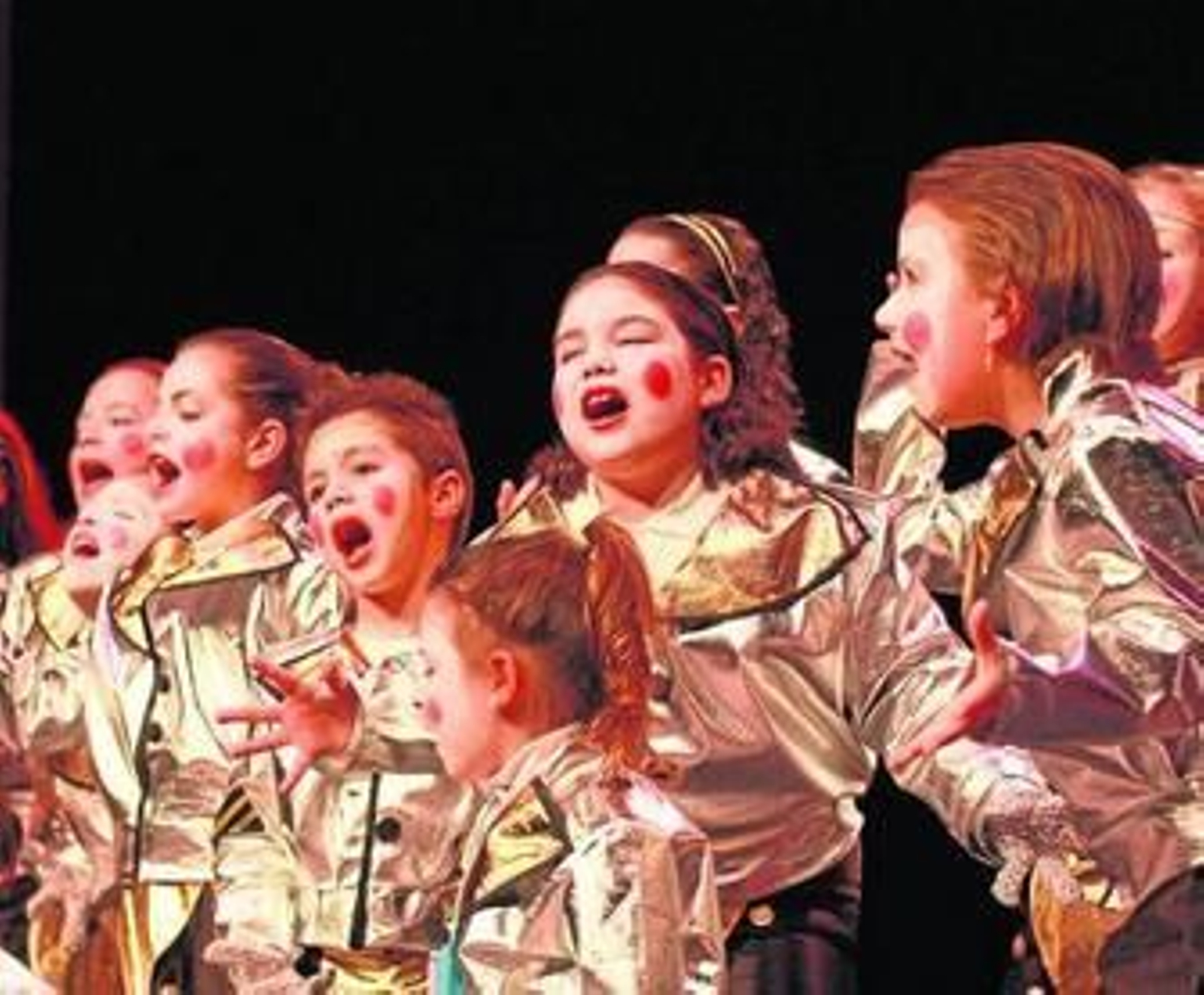 1. La comparsa infantil de la Peña Los Peques, de Huelva, actuó fuera de concurso. 2. Juani Manzano disfrazada de bucanera. 3. Integrantes de la comparsa El pozo de los lamentos, de Gibraleón. 4. La comparsa El sevillano, de La Rinconada (Sevilla). 5. La murga Sobredosis de viagra para la fiebre del sábado noche, de Alcalá de Guadaíra (Sevilla).