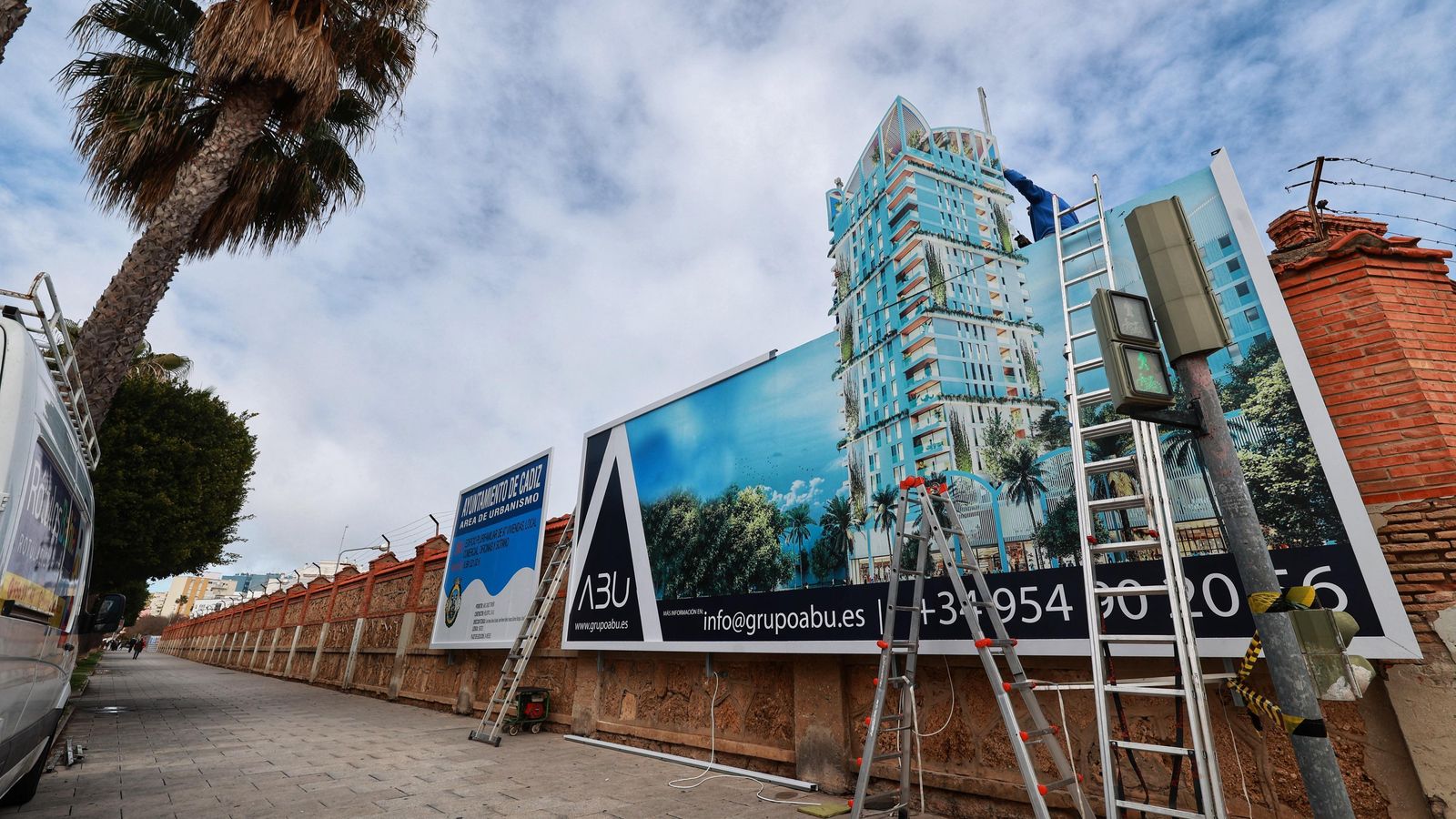 Este lunes por la mañana se colocaba el cartel anunciador de la promoción de viviendas de Abu en los antiguos depósitos de Tabacalera Este lunes por la mañana se colocaba el cartel anunciador de la promoción de viviendas de Abu en los antiguos depósitos de Tabacalera