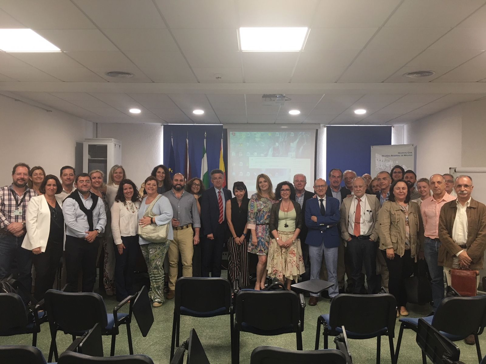 El grupo de expertos en la entrega del documento.