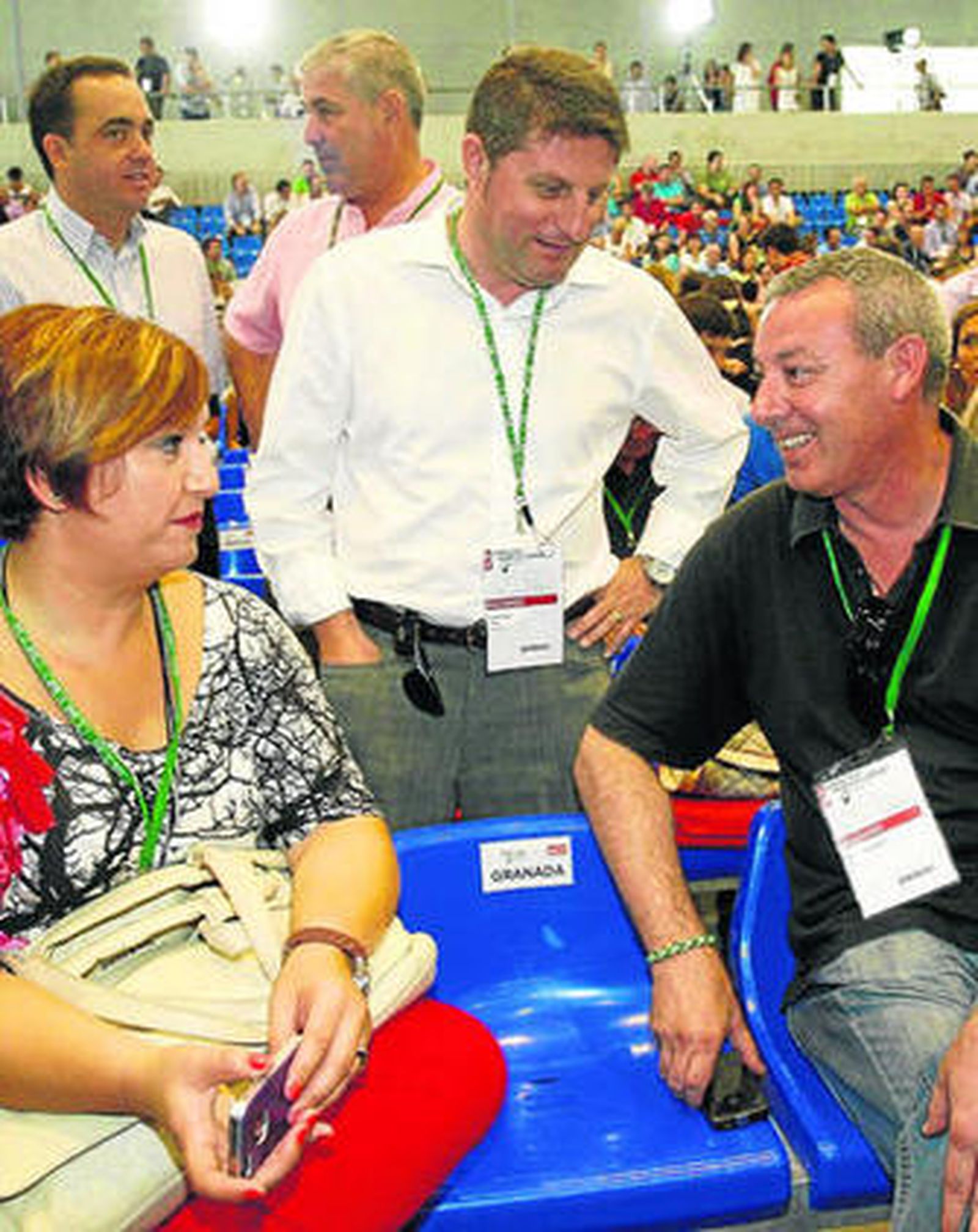 Álvarez de la Chica, a la derecha, con el diputado autonómico granadino Javier Aragón y una delegada.