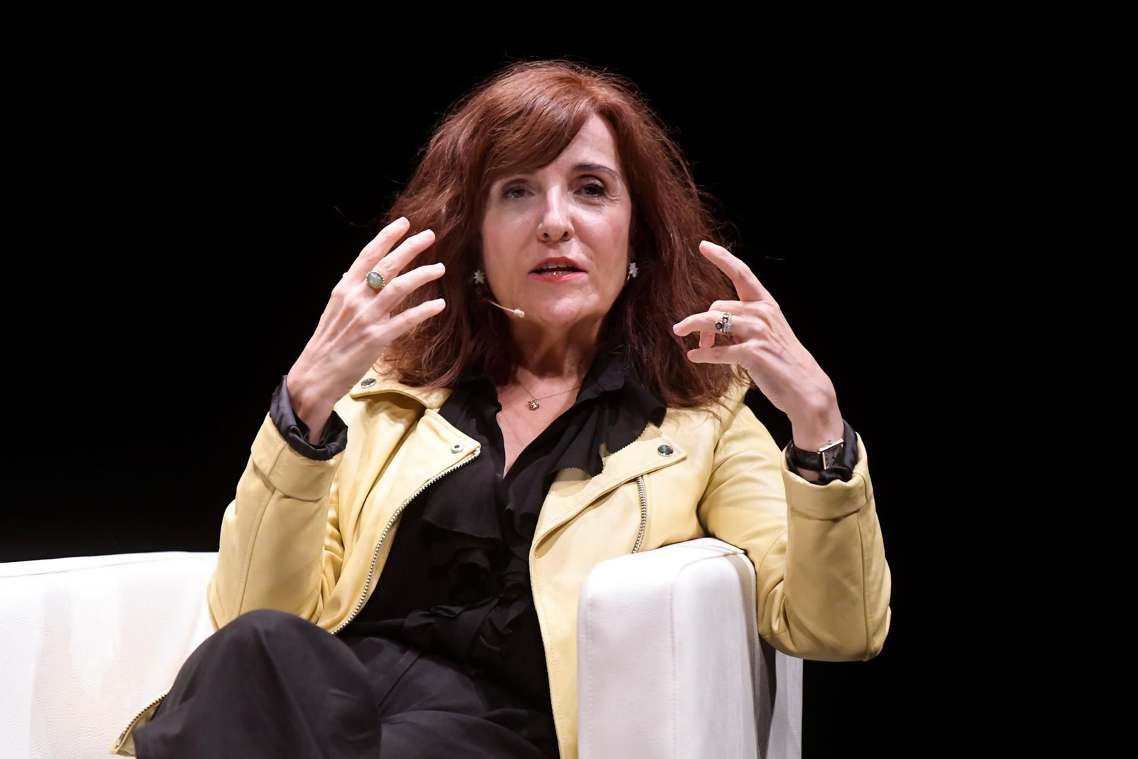 Elvira Lindo reivindica en Jaén convertir la experiencia personal en emoción literaria.