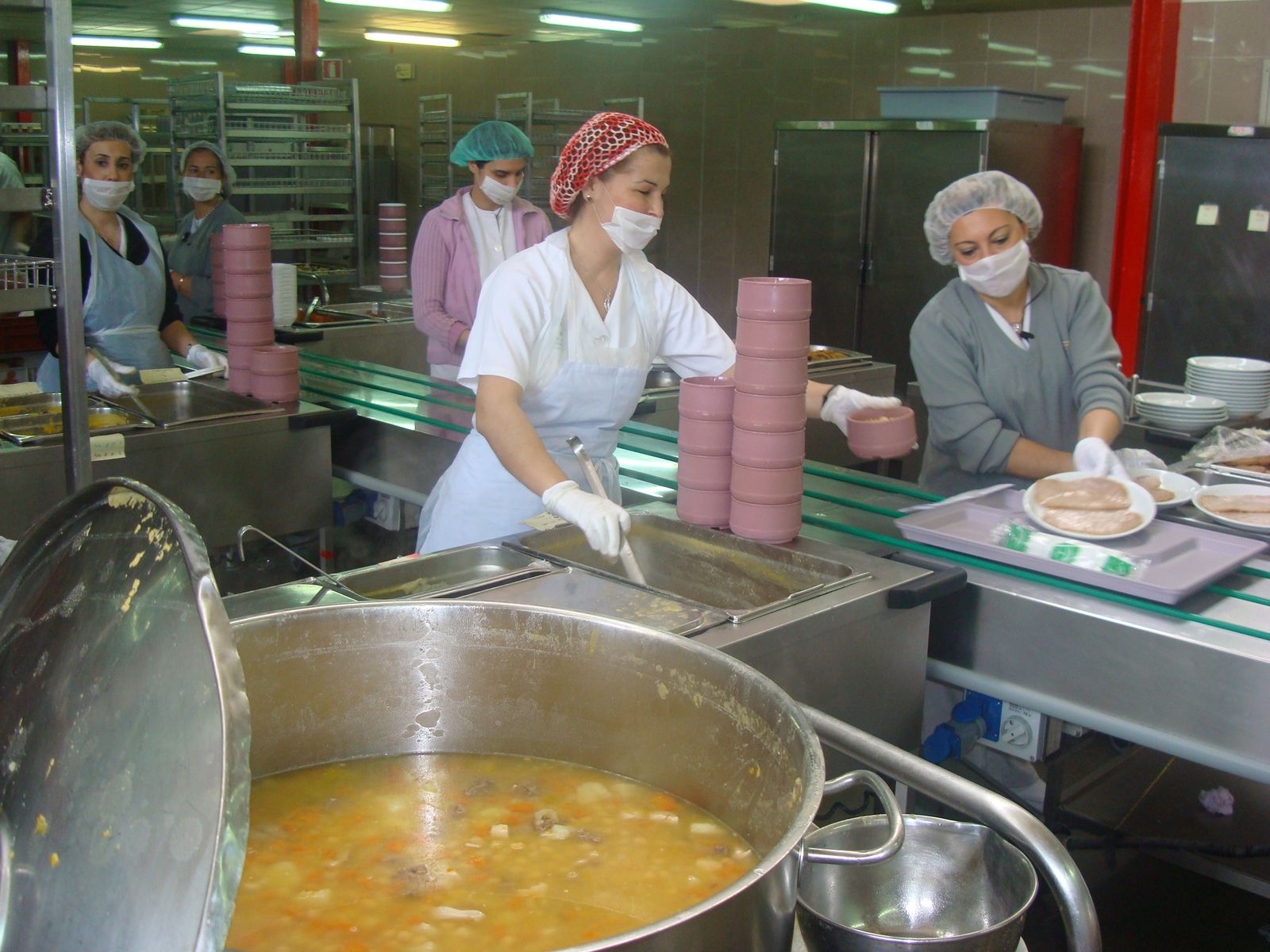 El servicio de cocina del Hospital Virgen del Rocío mientras elaboran los menús navideños.