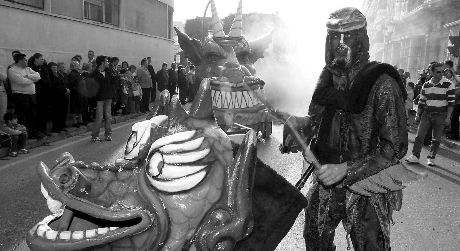 Un peculiar dragón en la cabalgata de Carnaval de San Fernando en el año 2006
