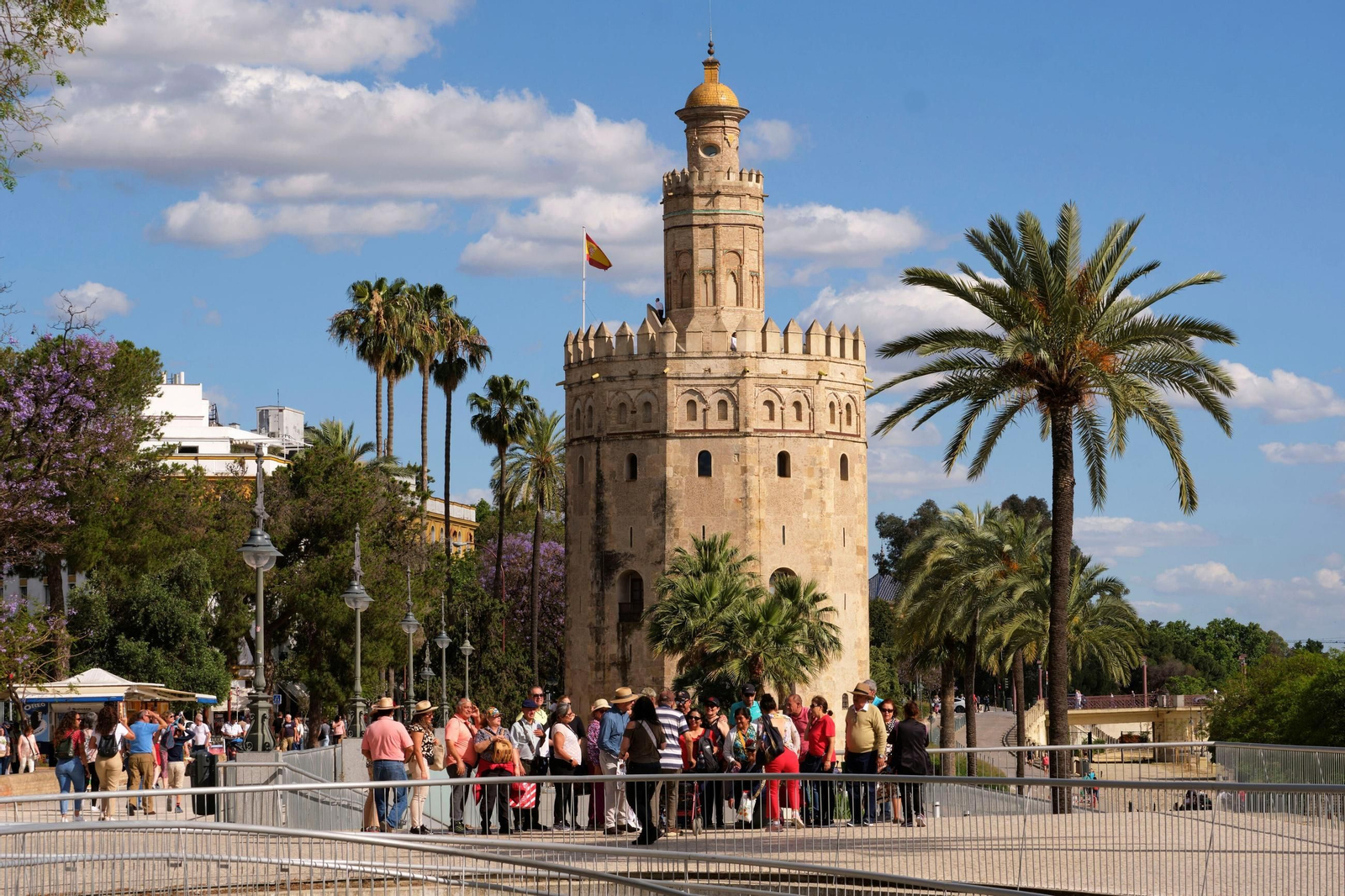 Turistas en la zona del río de la Torre del Oro