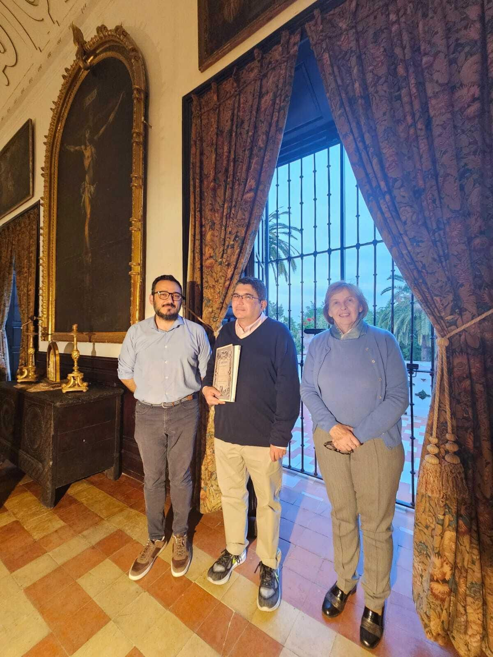 El conferenciante, junto a Liliane Dahlmann, presidenta de la Fundación Casa Medina Sidonia; y Antonio Romero Dorado, de la Fundación Hermandad de la Santa Caridad de Sanlúcar.