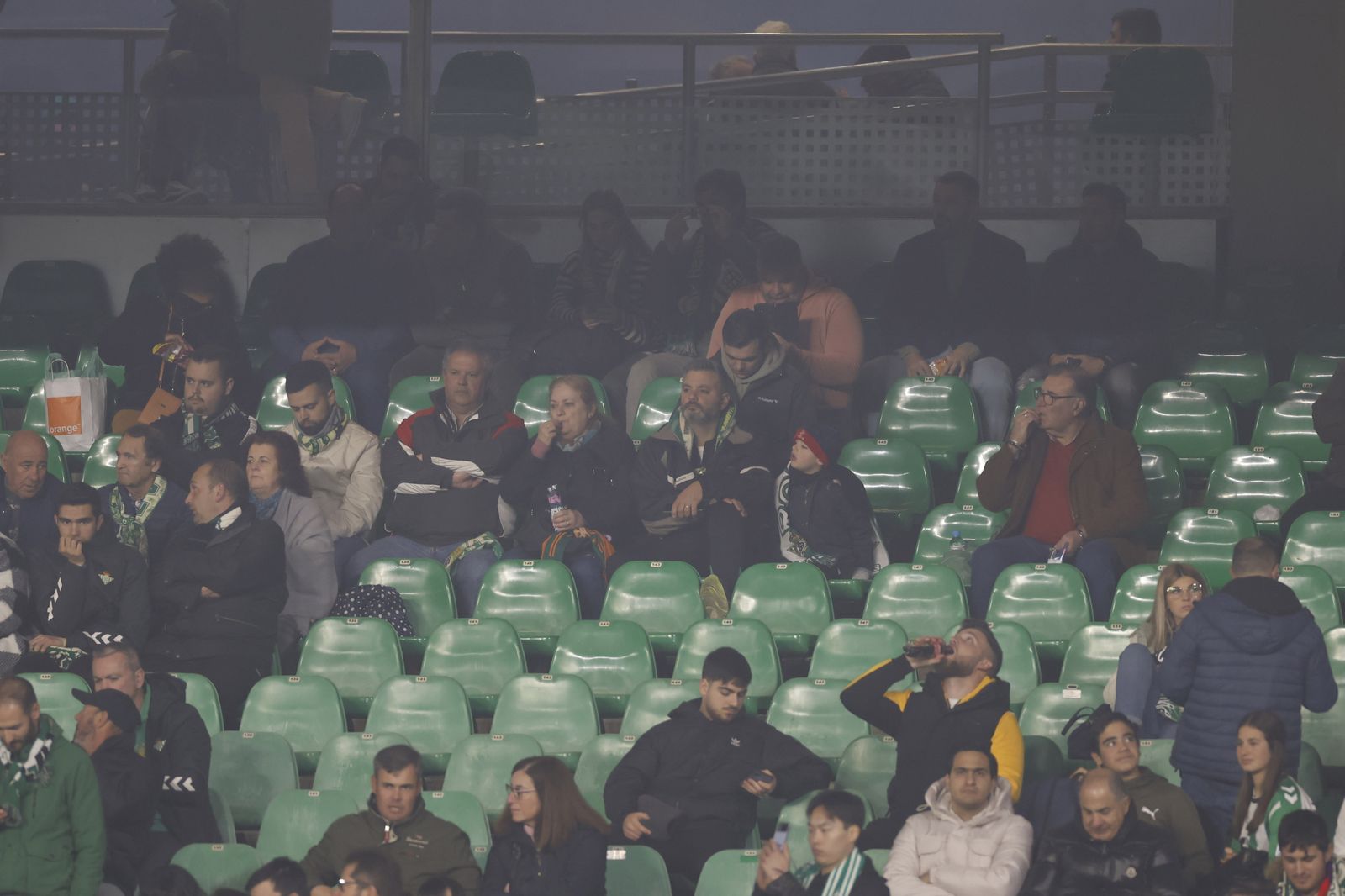 Búscate en las fotos del Betis-Barcelona