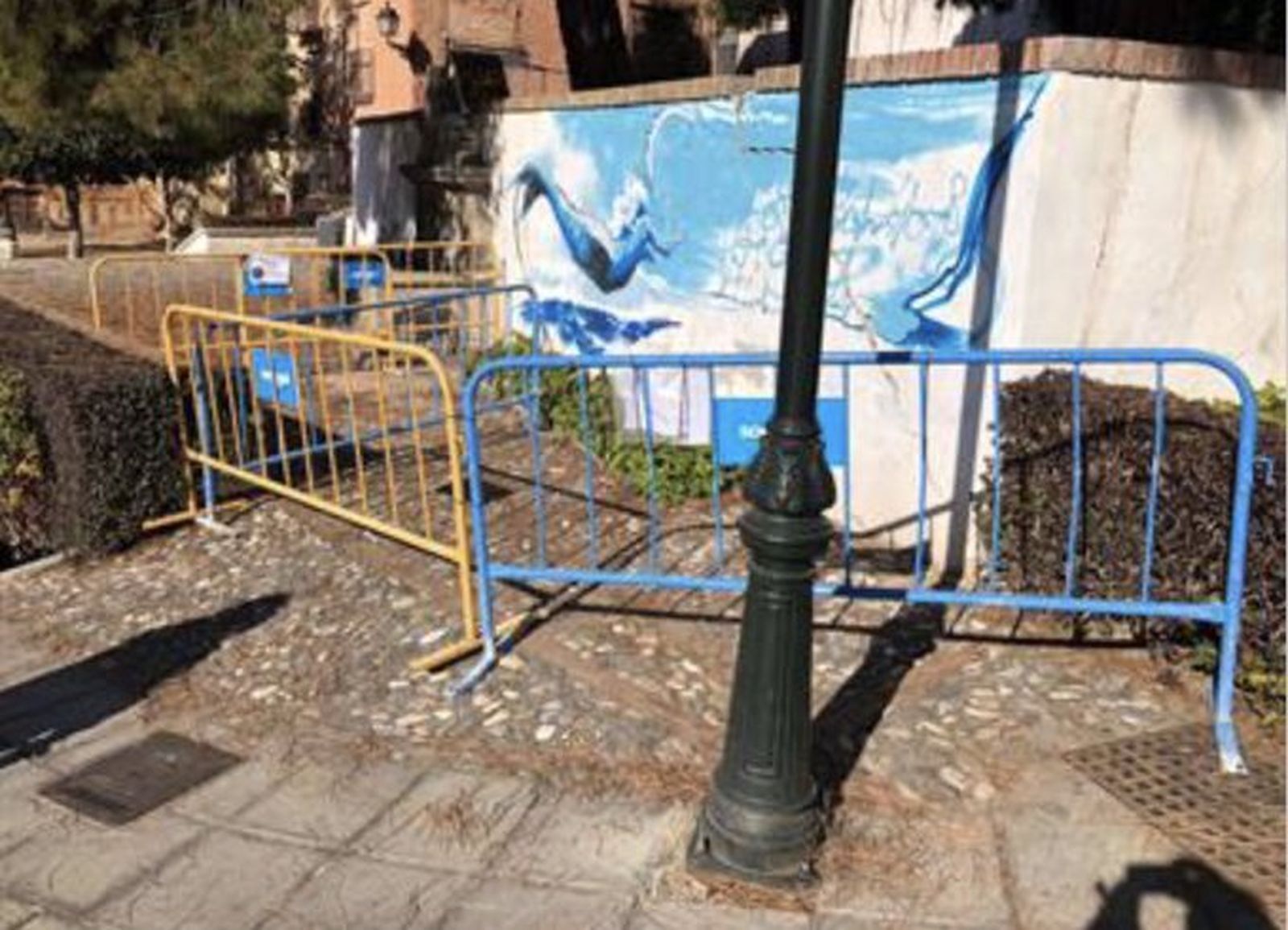Obra de urgencia en Granada en el pilar de la Cuesta Escoriaza, debajo de la placeta Joe Strummer