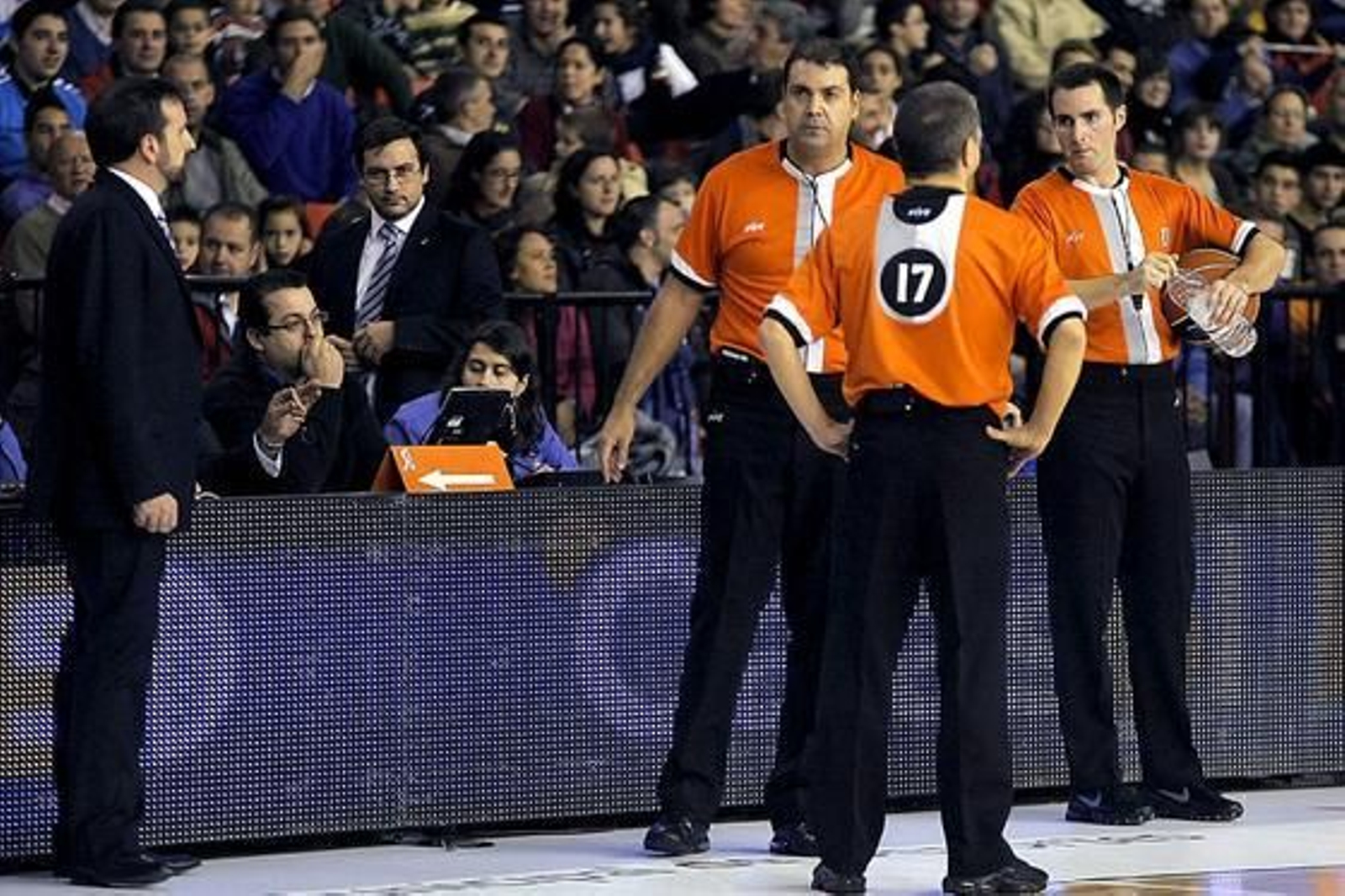 Plaza observa al trío arbitral con el encuentro detenido.

Foto: Efe