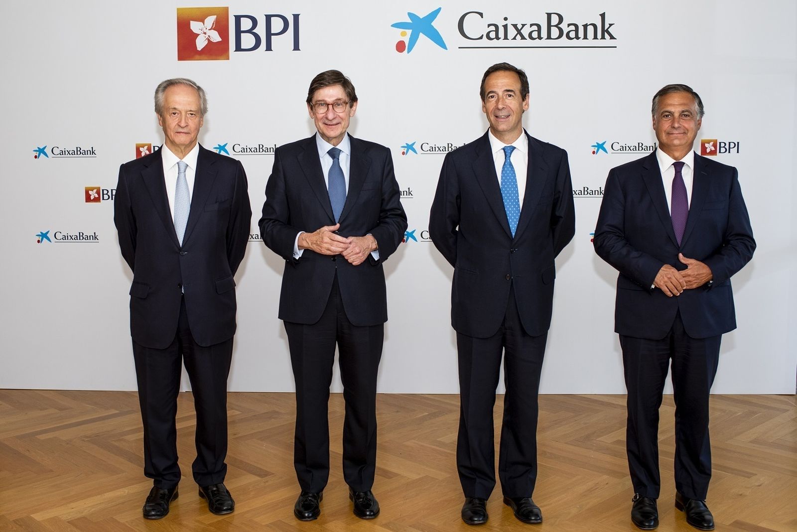 Fernando Ulrich, presidente de BPI, José Ignacio Goirigolzarri, presidente de CaixaBank, Gonzalo Gortázar, consejero delegado de CaixaBank, y João Pedro Oliveira e Costa, consejero delegado de BPI.