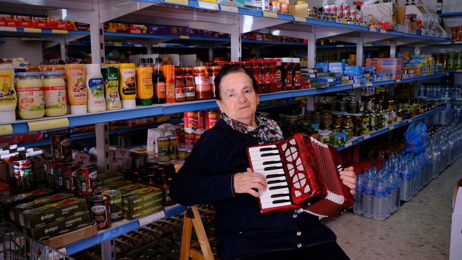 Dolores Jiménez con su acordeón en el supermercado de su hija.