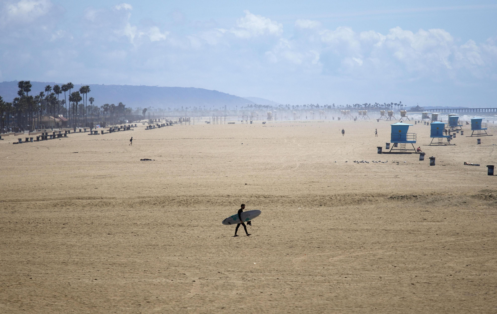 EEUU: Una playa de California más vacía de lo normal.