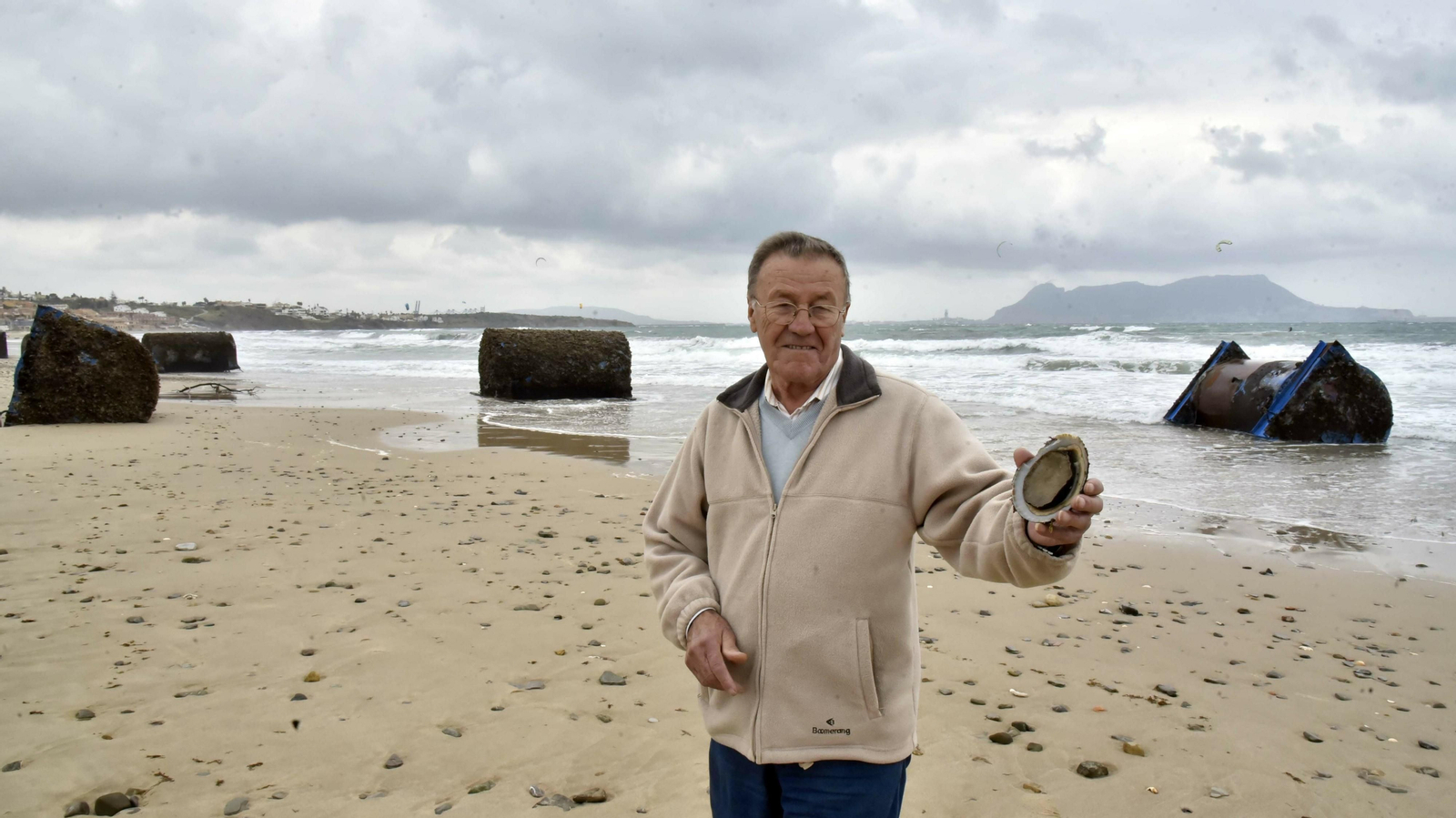 Mejilloneras varadas en la playa de Getares