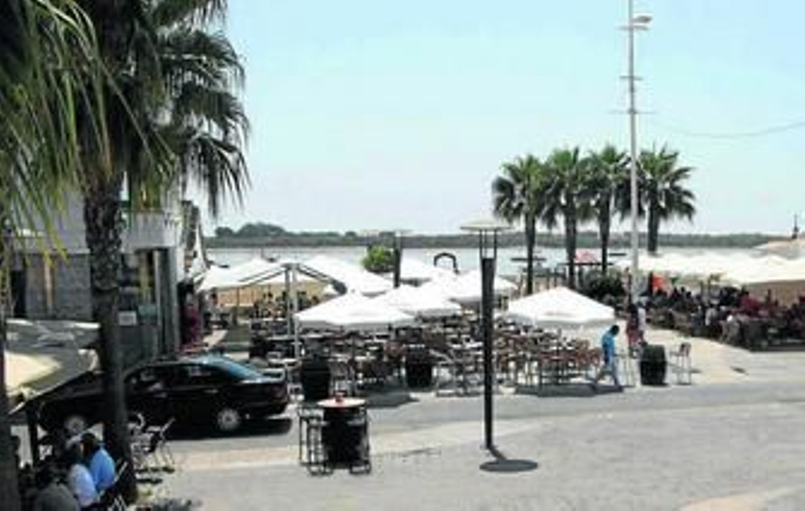 La zona de bares de El Rompido afectada por los cortes de luz.