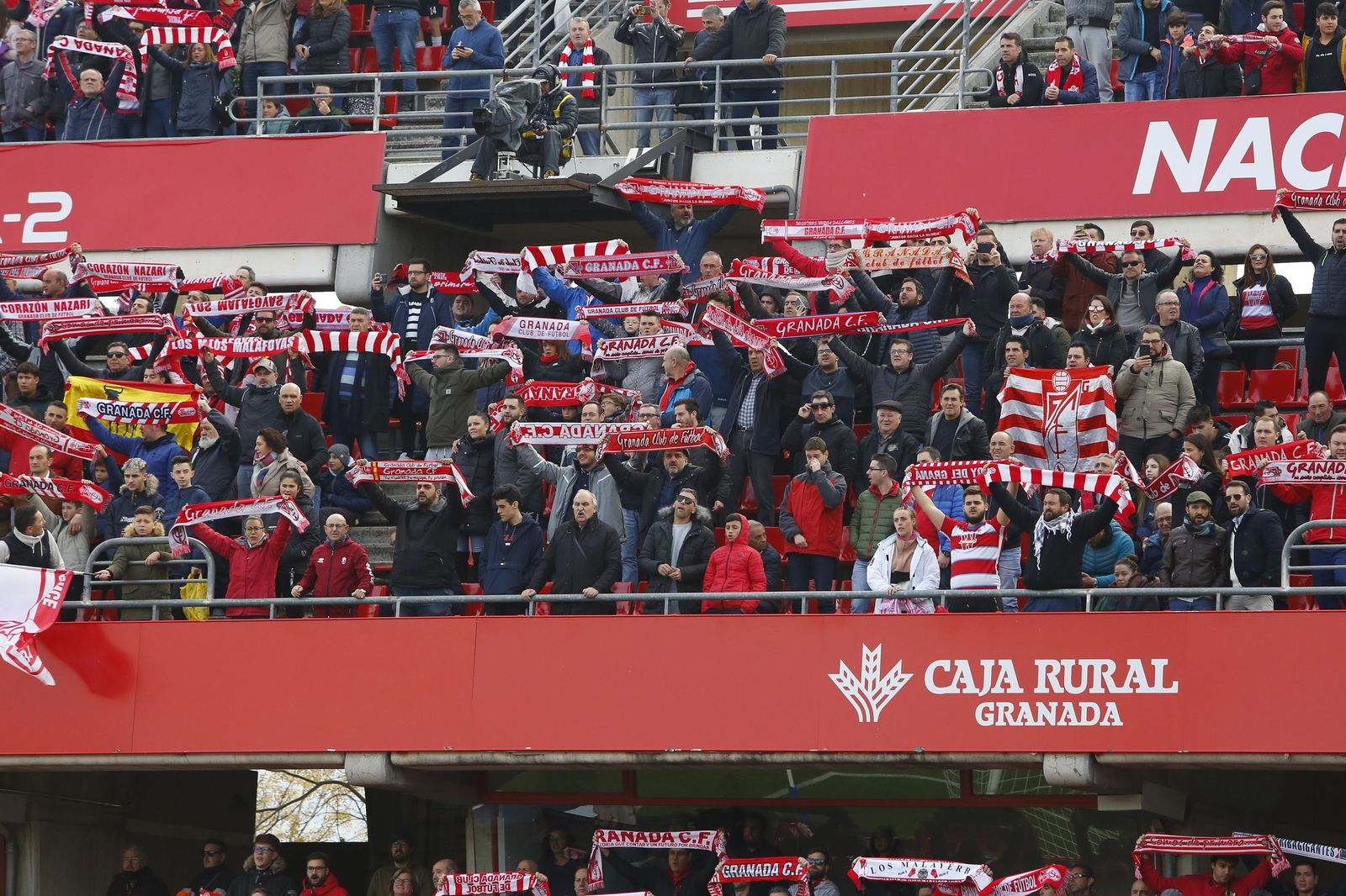 Aficiones rojiblancos en un encuentro en Los Cármenes