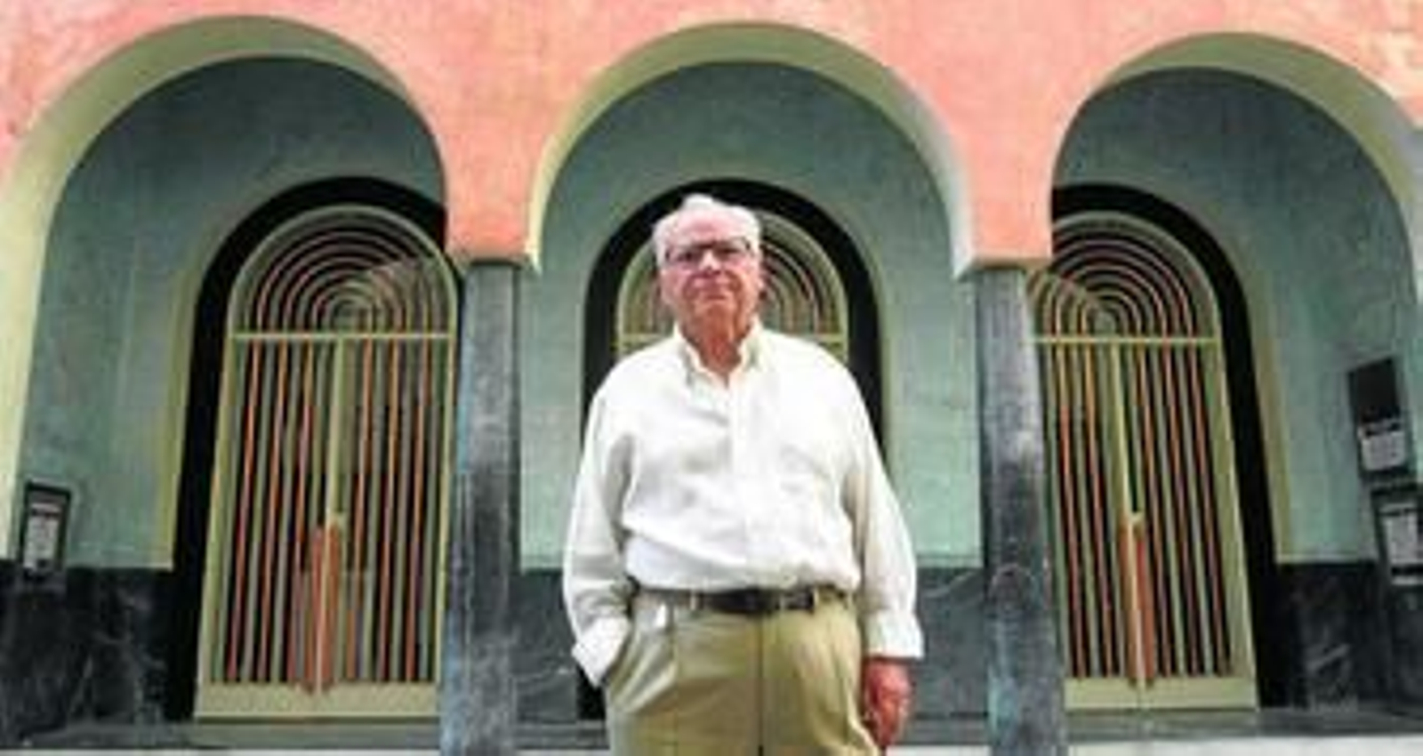 El letrado José María Muriel, ante la puerta de acceso al Teatro Góngora. El letrado José María Muriel, ante la puerta de acceso al Teatro Góngora.