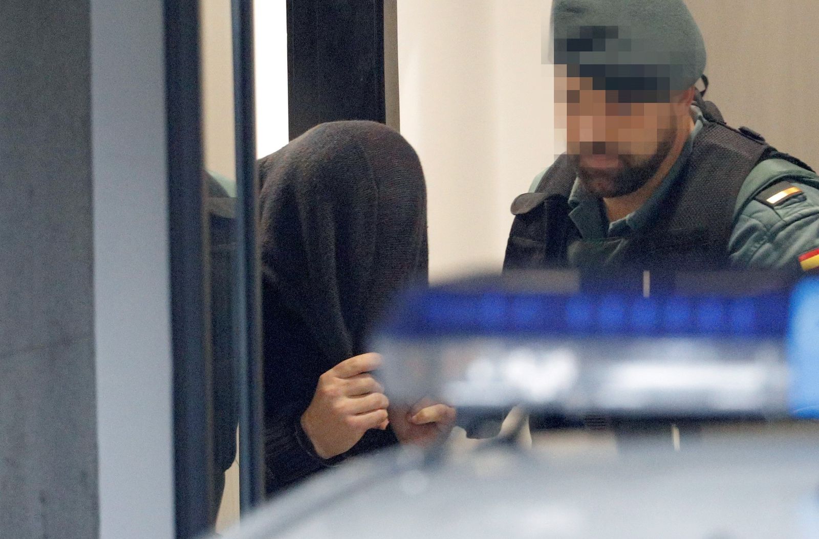 José Enrique Abuín, 'El Chicle', escoltado por un guardia civil.