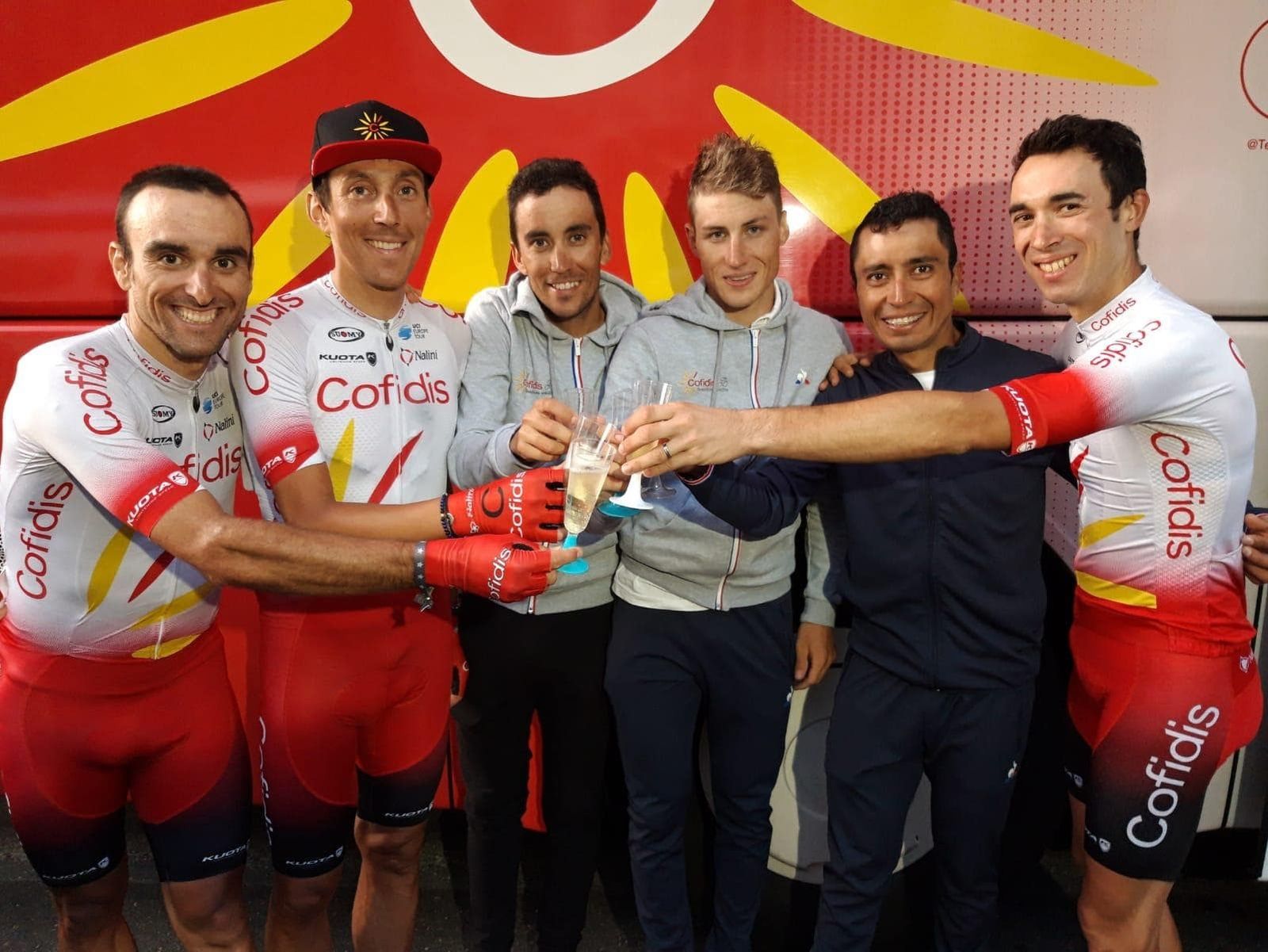 Luis Ángel Maté, a la izquierda, con varios compañeros de equipo.