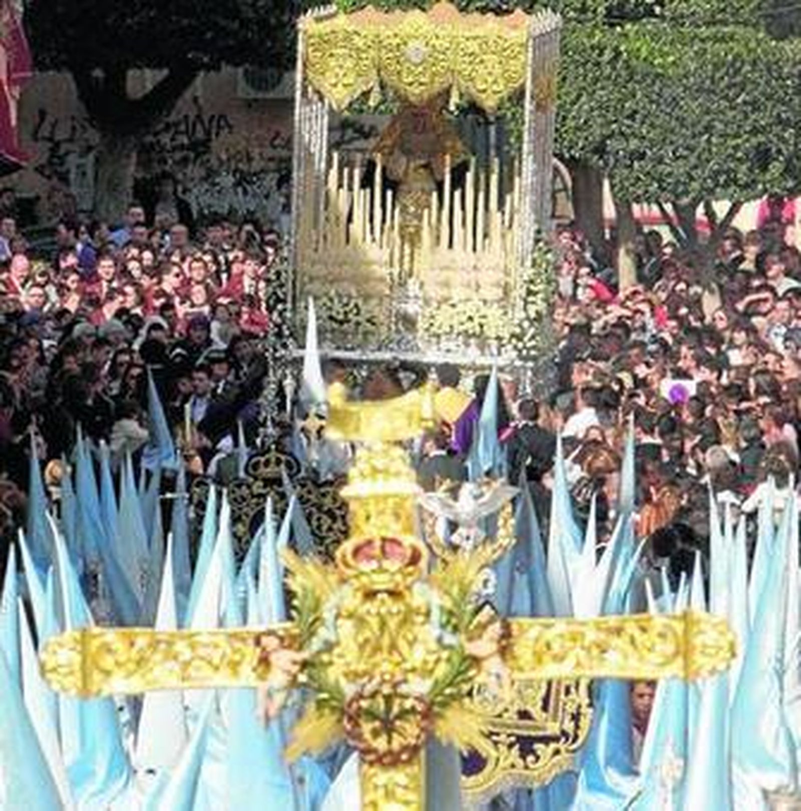 El paso de palio de los Ángeles pasea por su barrio en una primaveral tarde.