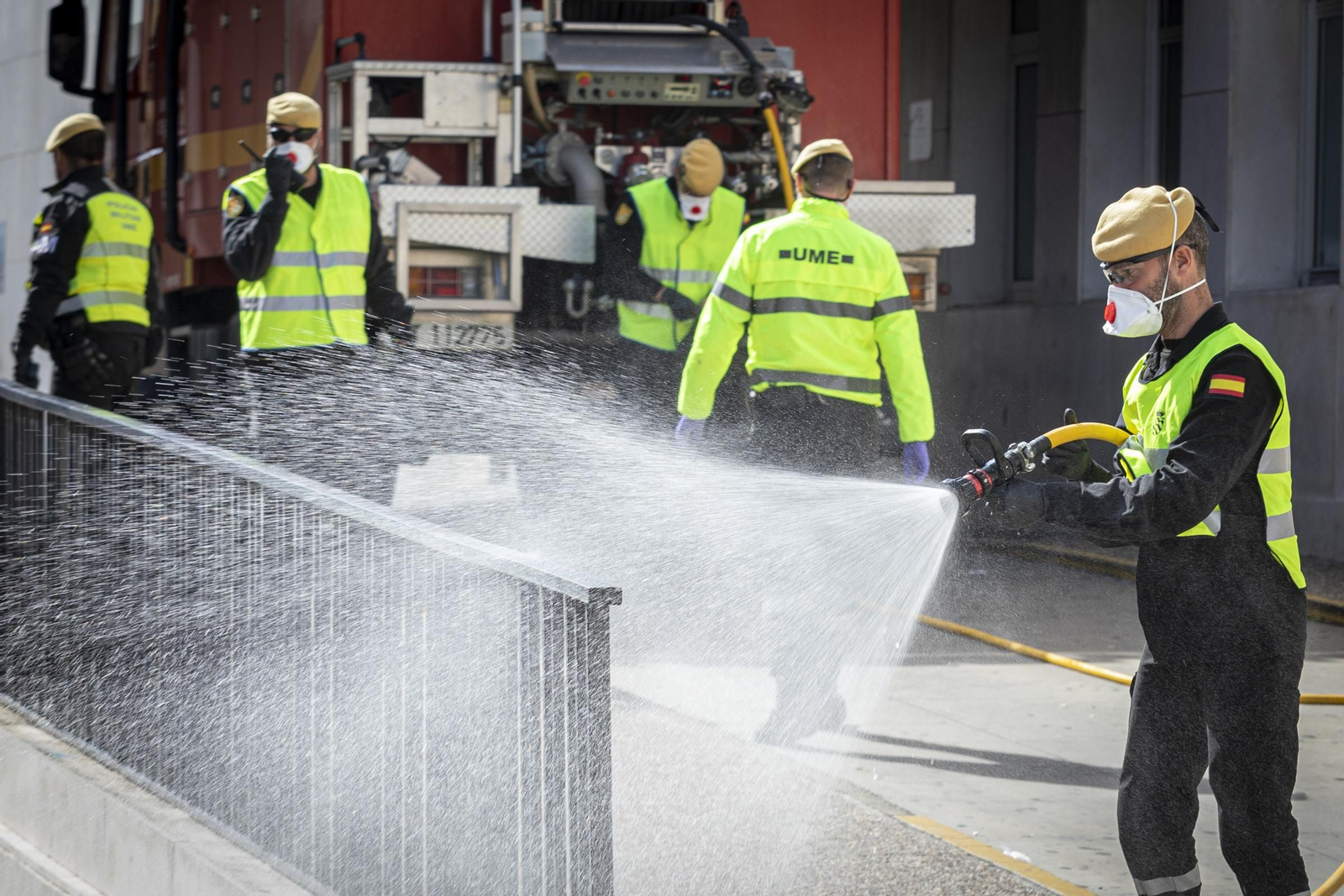La UME desinfecta el hospital Puerta del Mar