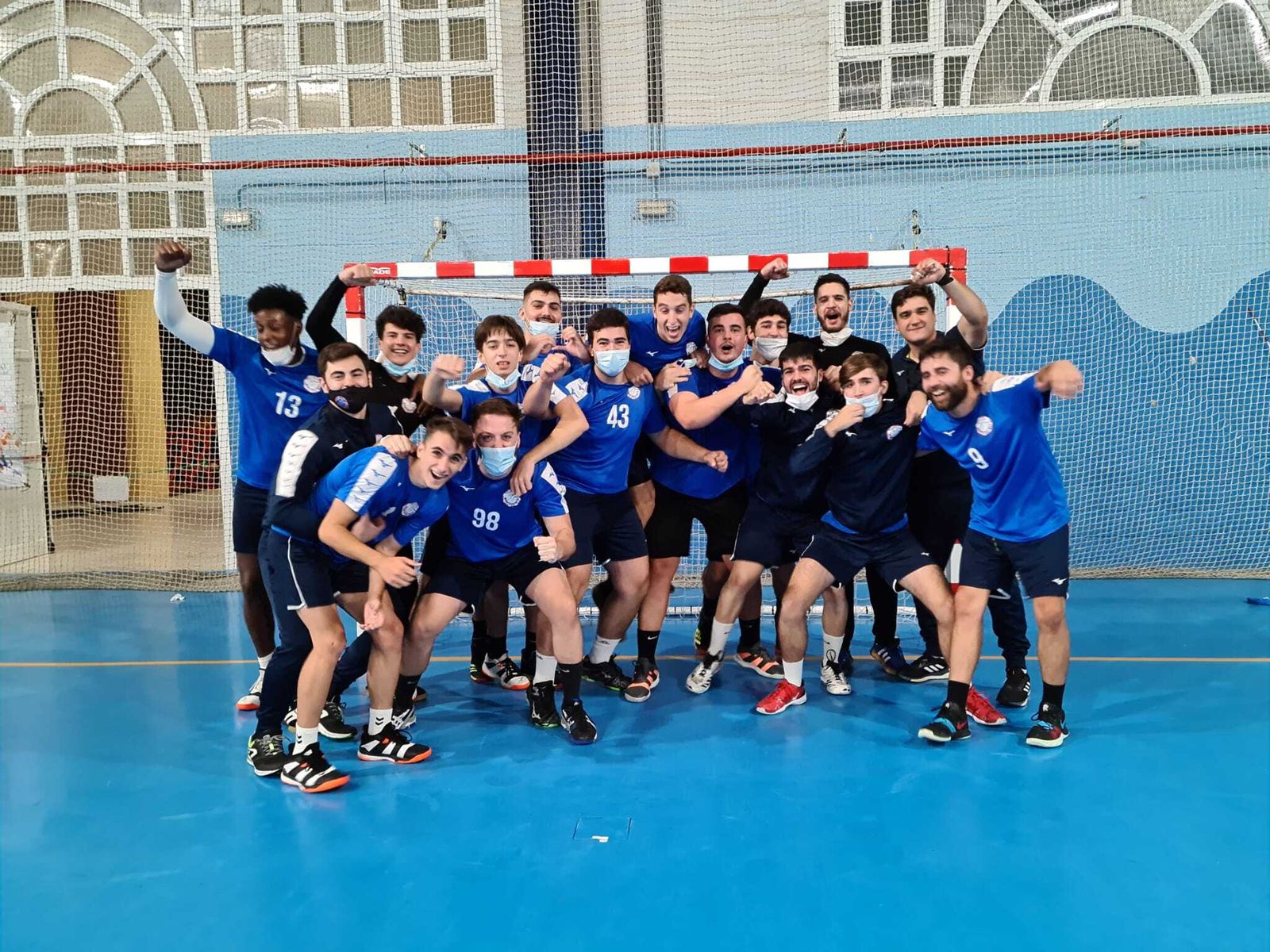 Los jugadores del BM Montequinto celebran eufóricos el triunfo sobre el líder.