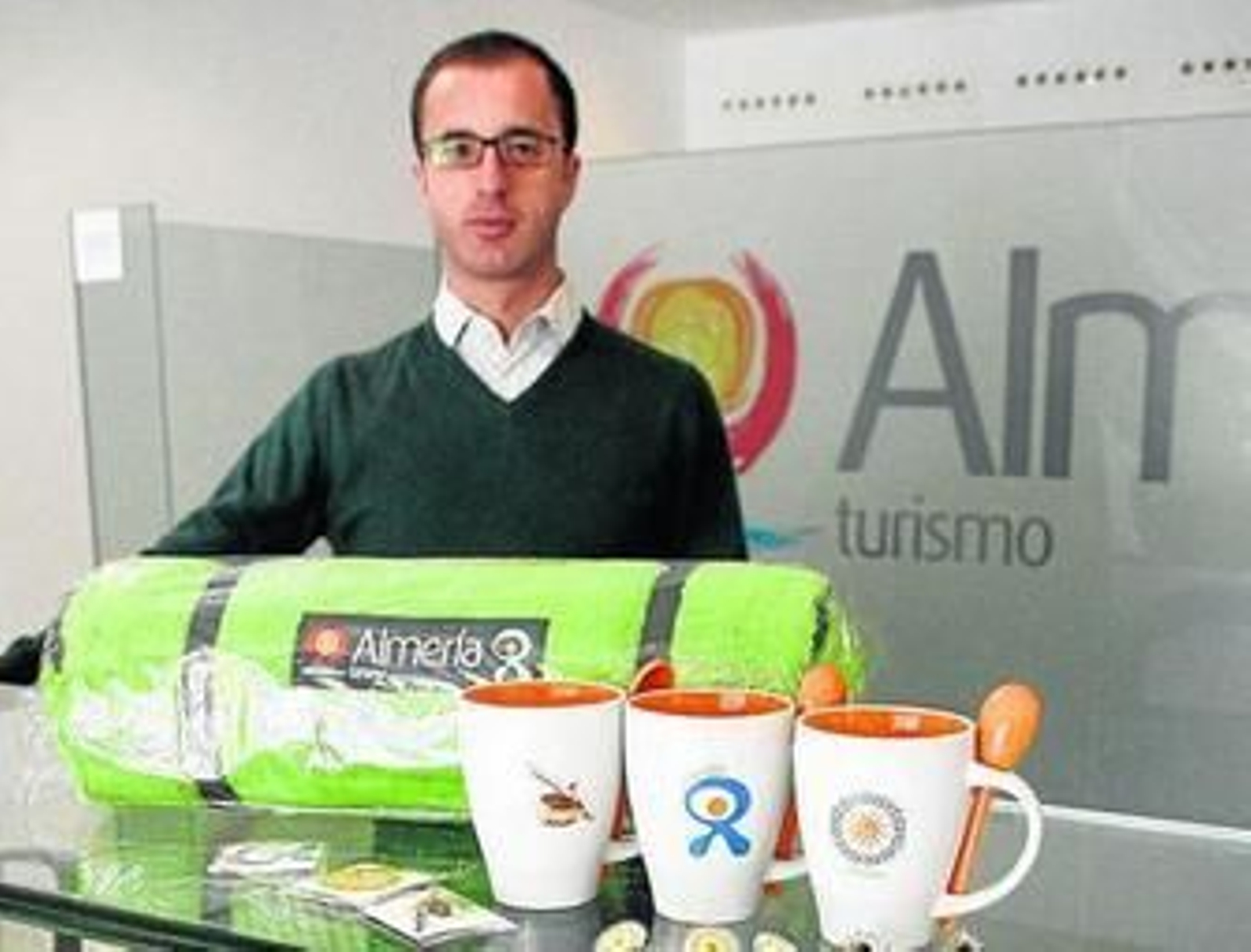 Artículos expuestos en la oficina con originales diseños de las tapas, el Indalo y el Sol de Portocarrero.