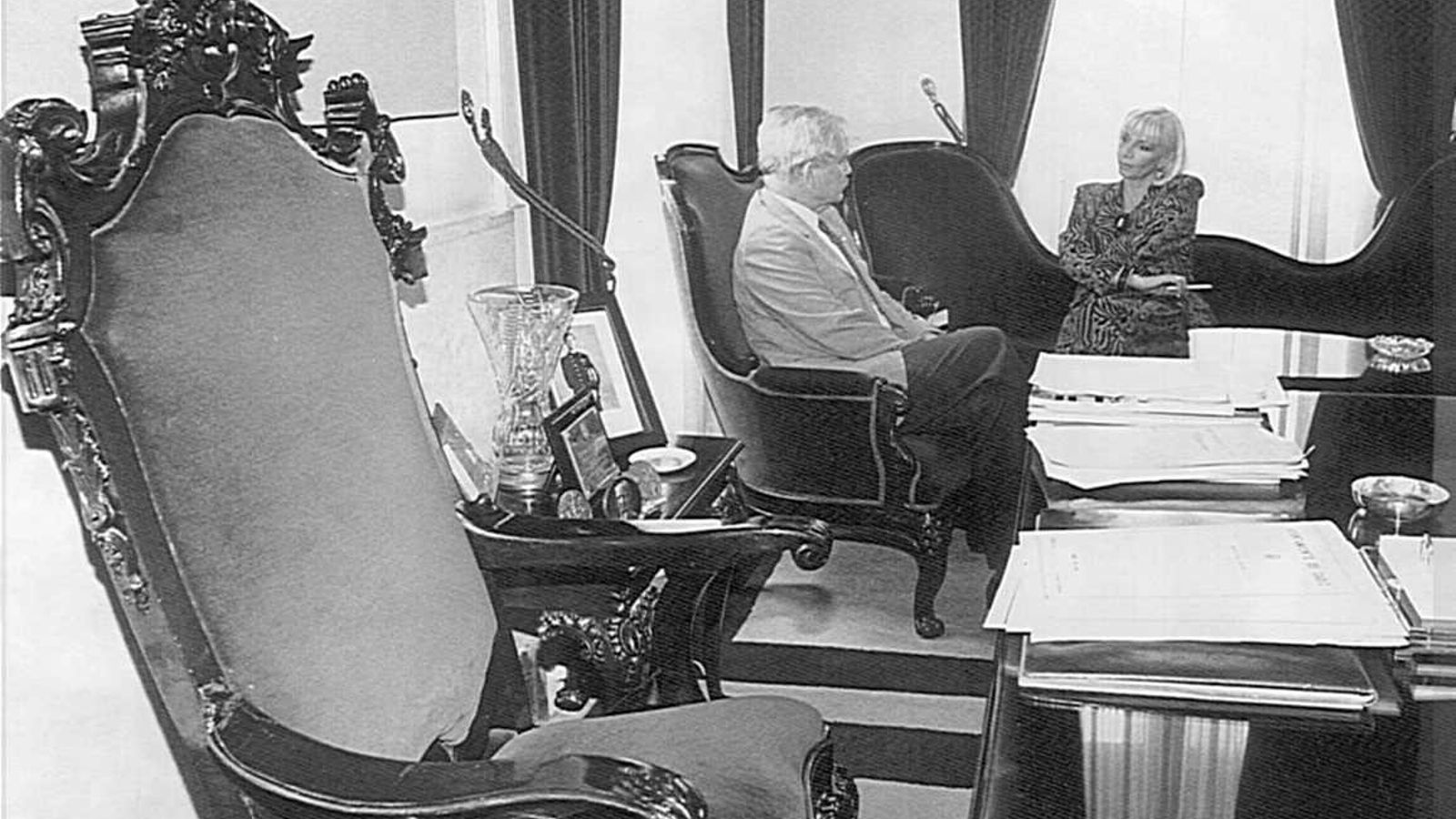 Carlos Díaz y Teófila Martínez en la histórica imagen de Kiki del traspaso de poderes.