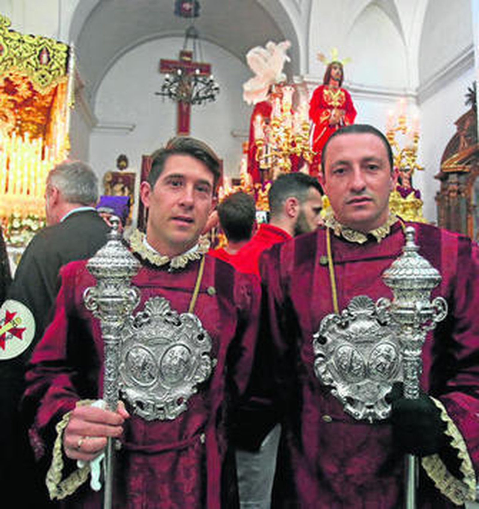 Toni y Manuel delante de los pasos en la iglesia de la Merced antes de la salida procesional de este miércoles.
