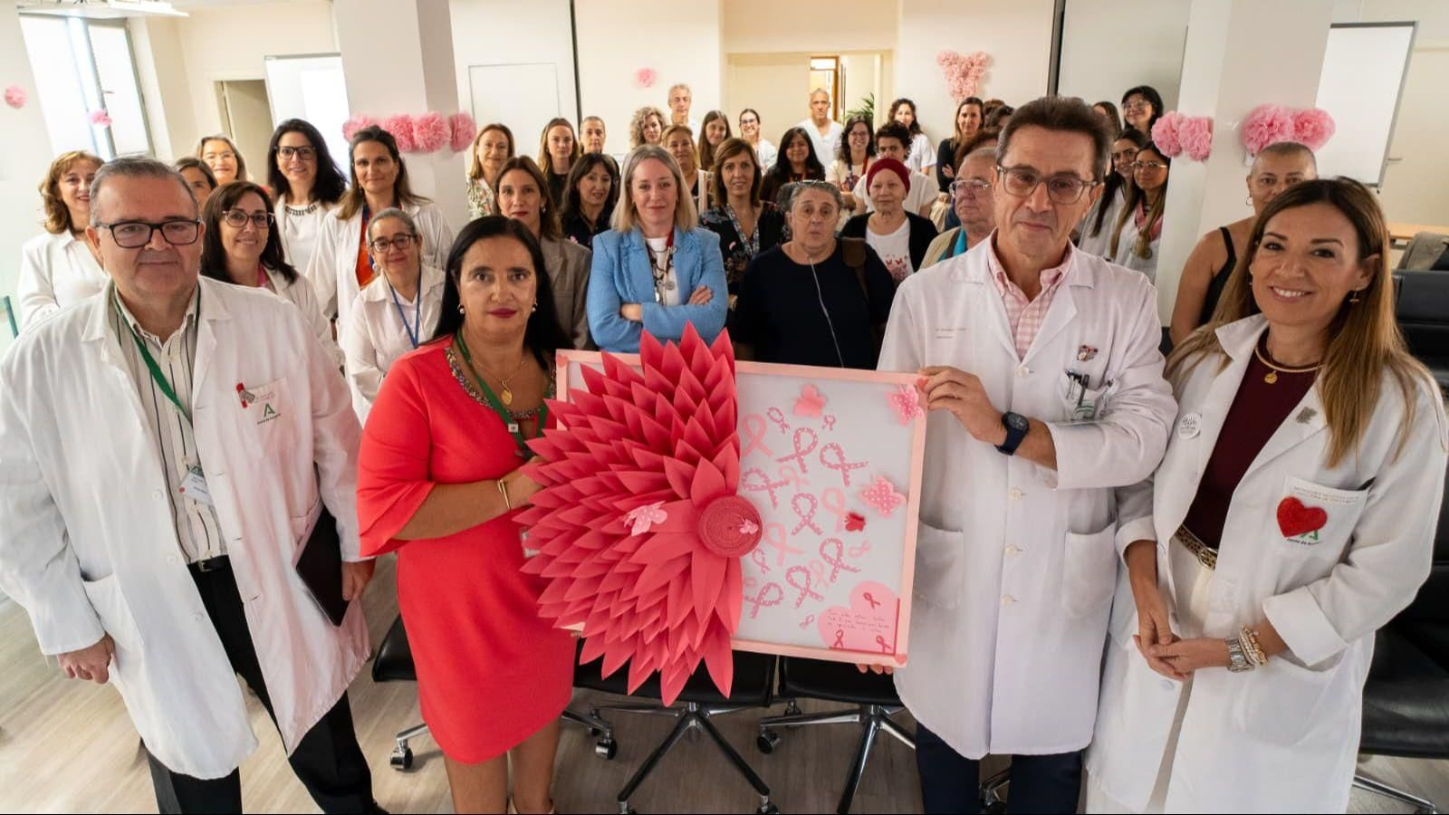 La directora gerente, junto al equipo directivo y pacientes en el Hospital Virgen de las Nieves de Granada