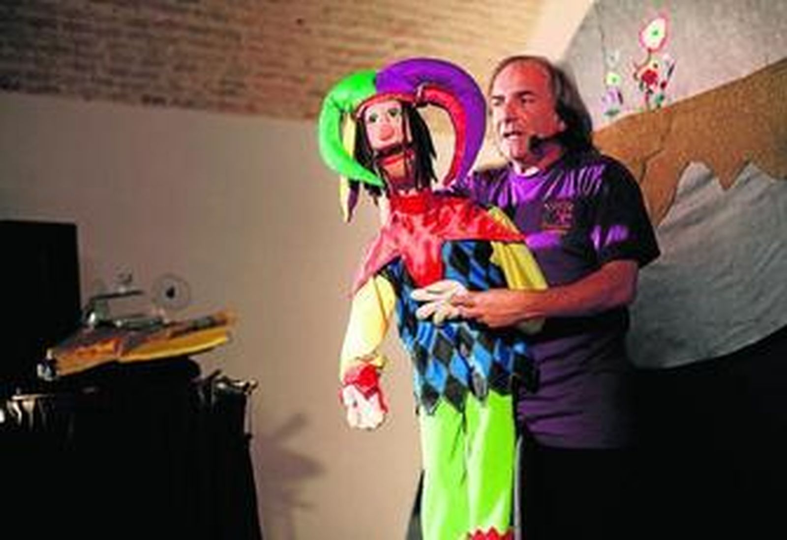 Marcelo Rocca, durante un momento del espectáculo que ofreció en el Museo del Títere.