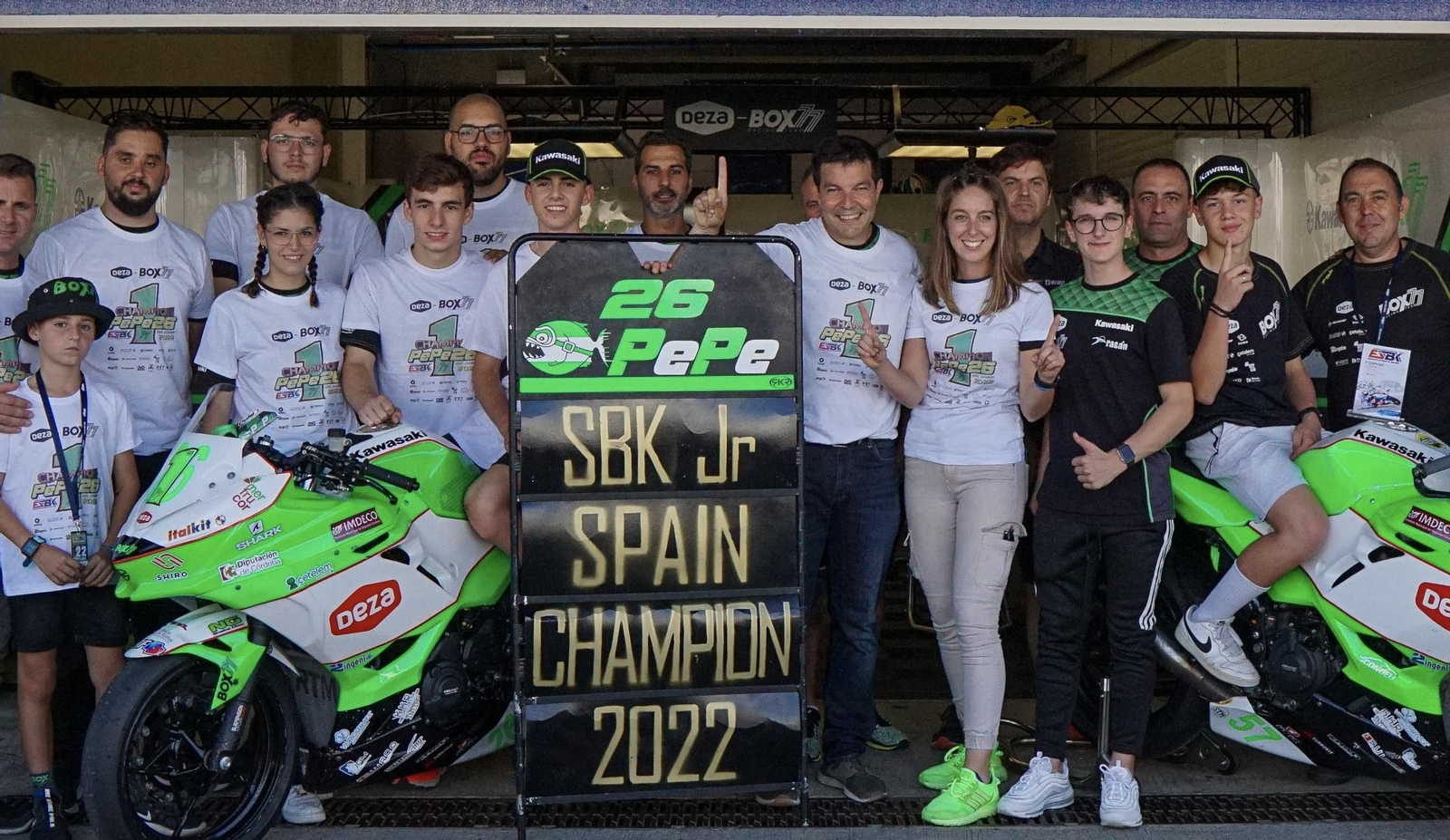 Pepe Osuna junto a todo el equipo del Deza-Box 77 Racing Team.
