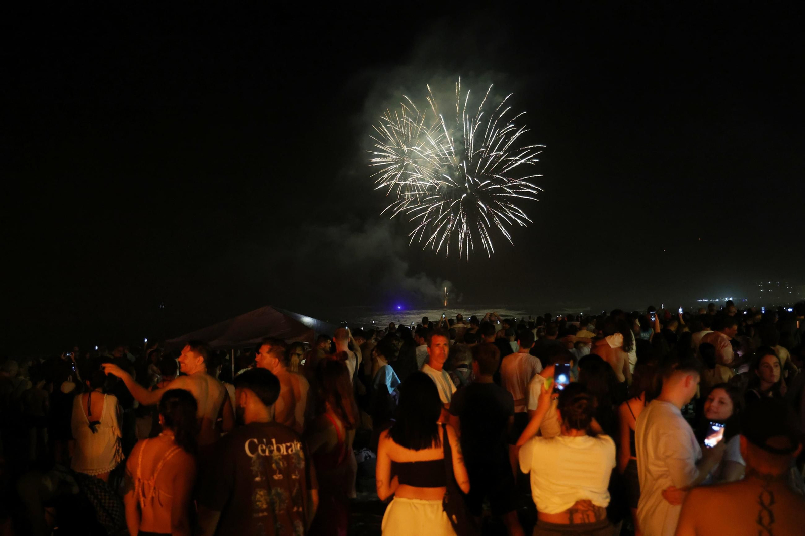 Así se vive la Noche de San Juan en la playa de la Malagueta de Málaga, en fotos
