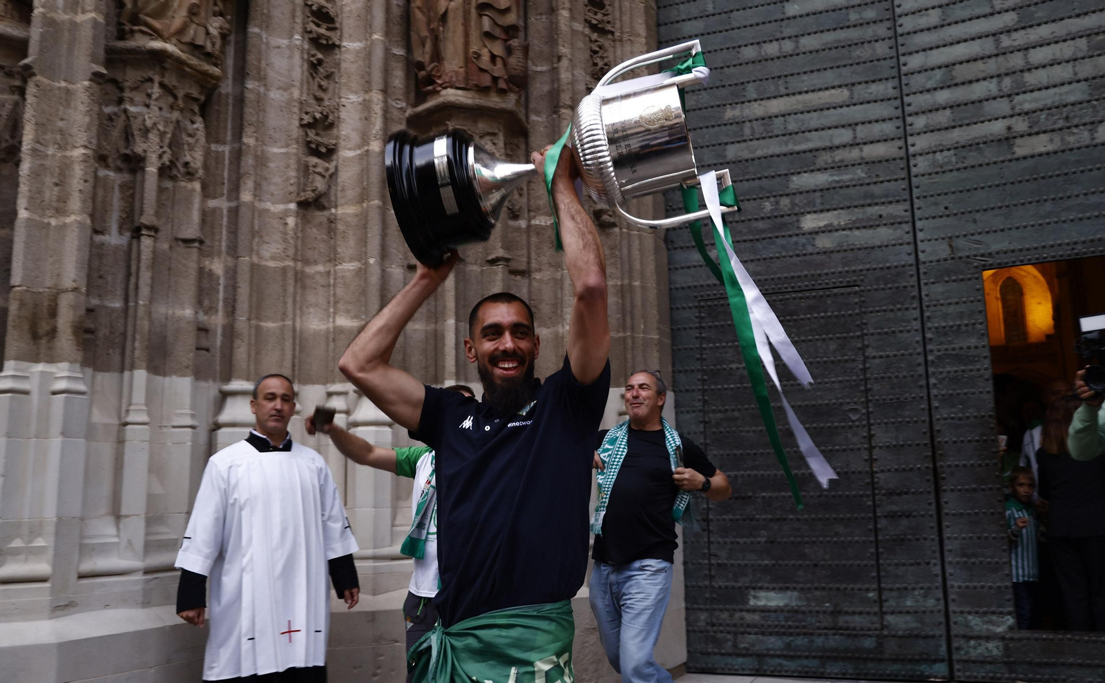 Las imágenes de la celebración del Betis por las calles de Sevilla
