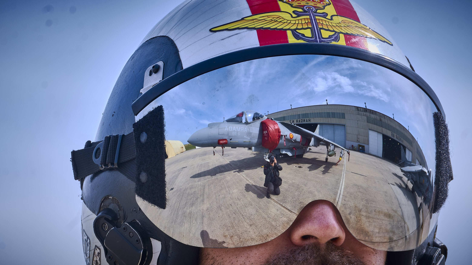 El teniente de navío Santiago Touriño, con su equipo completo de piloto junto a uno de los Harrier de la escuadrilla.