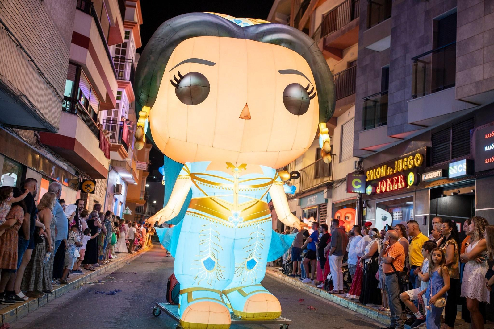 Momento del desfile de las fiestas de Adra.