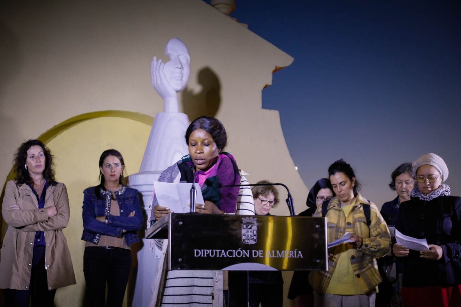 Imágenes del monolito en homenaje a las víctimas de violencia de género