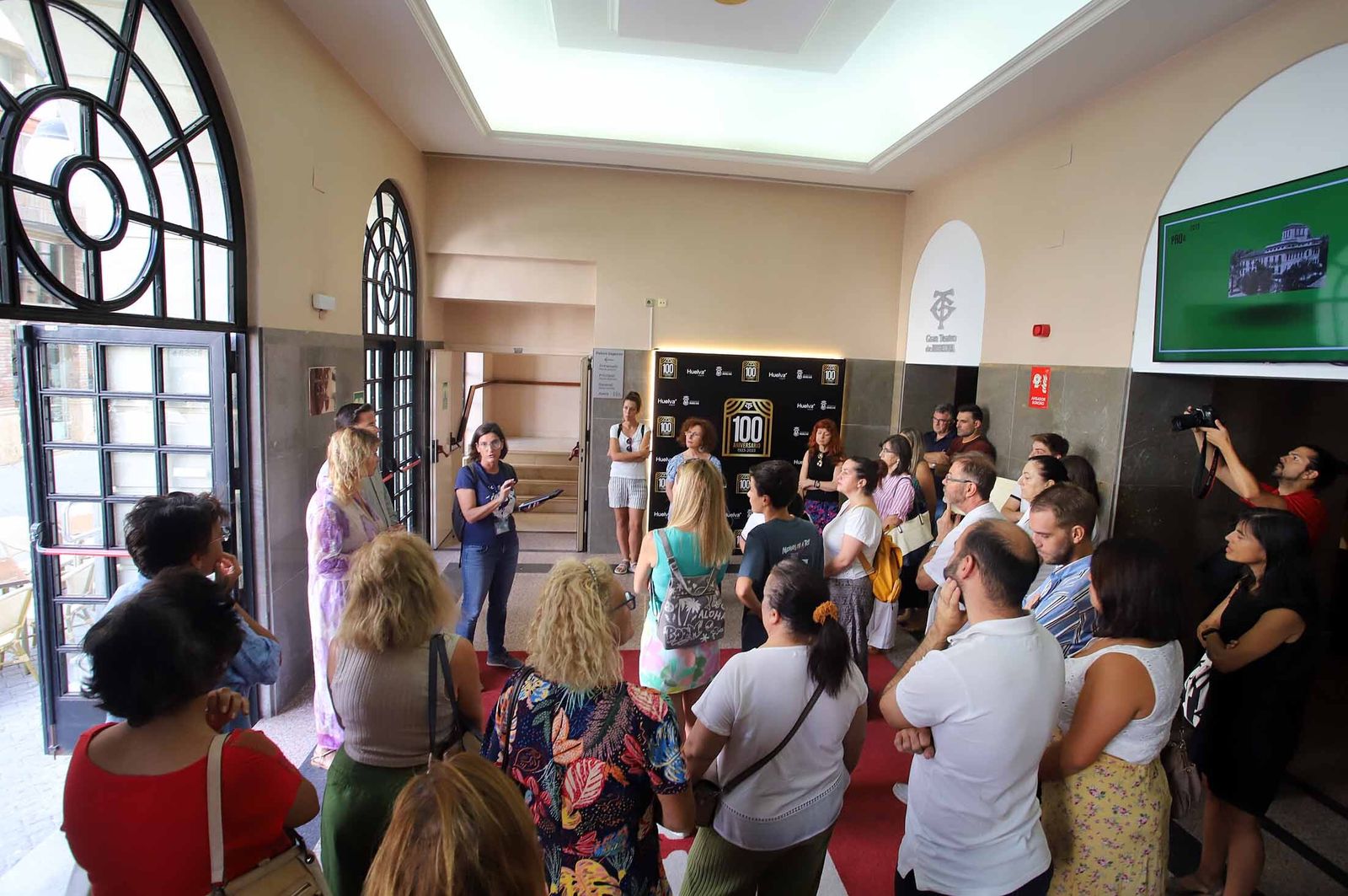 Imágenes de la visita guiada al Gran Teatro de Huelva por su 100 aniversario