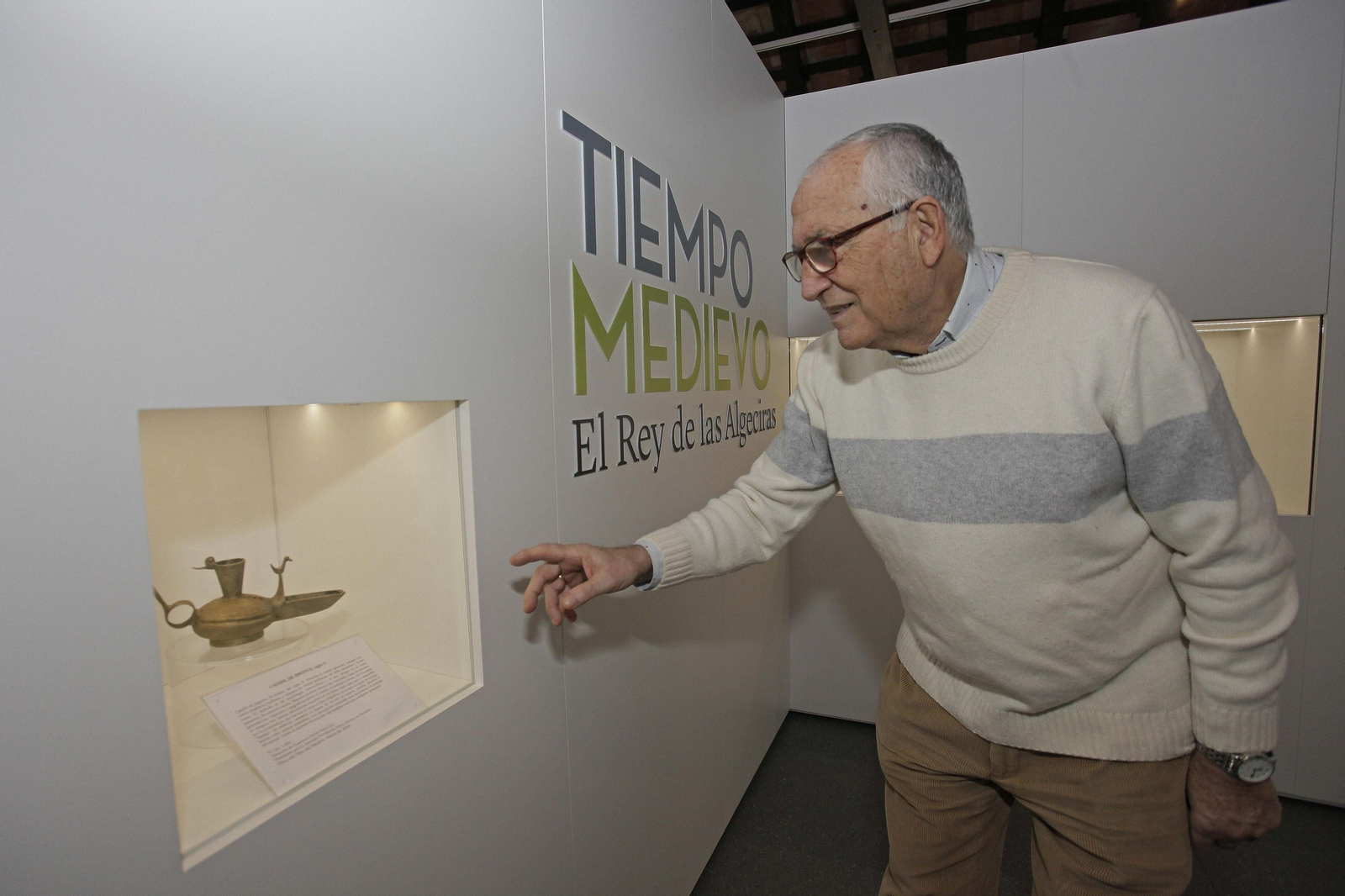 Antonio Torremocha señala una de las piezas del Museo de Algeciras. Antonio Torremocha señala una de las piezas del Museo de Algeciras.