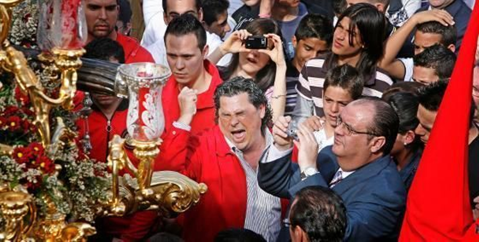 'El Zambo' canta ayer una saeta al pie del paso de Los Judíos nada más realizar una salida que fue contemplada por una multitud de personas.  Foto: Pascual