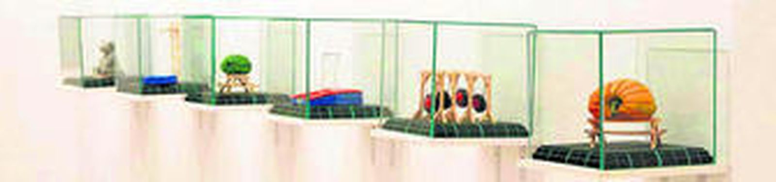 1. Piezas de la serie Basada en hechos reales, que analiza la simbología de los récords Guinness. 2. Instalación de técnica mixta que preside la muestra. 3. Escultura en bronce policromado. 4. La obra 'Coordenadas de una isla deshabitada.'